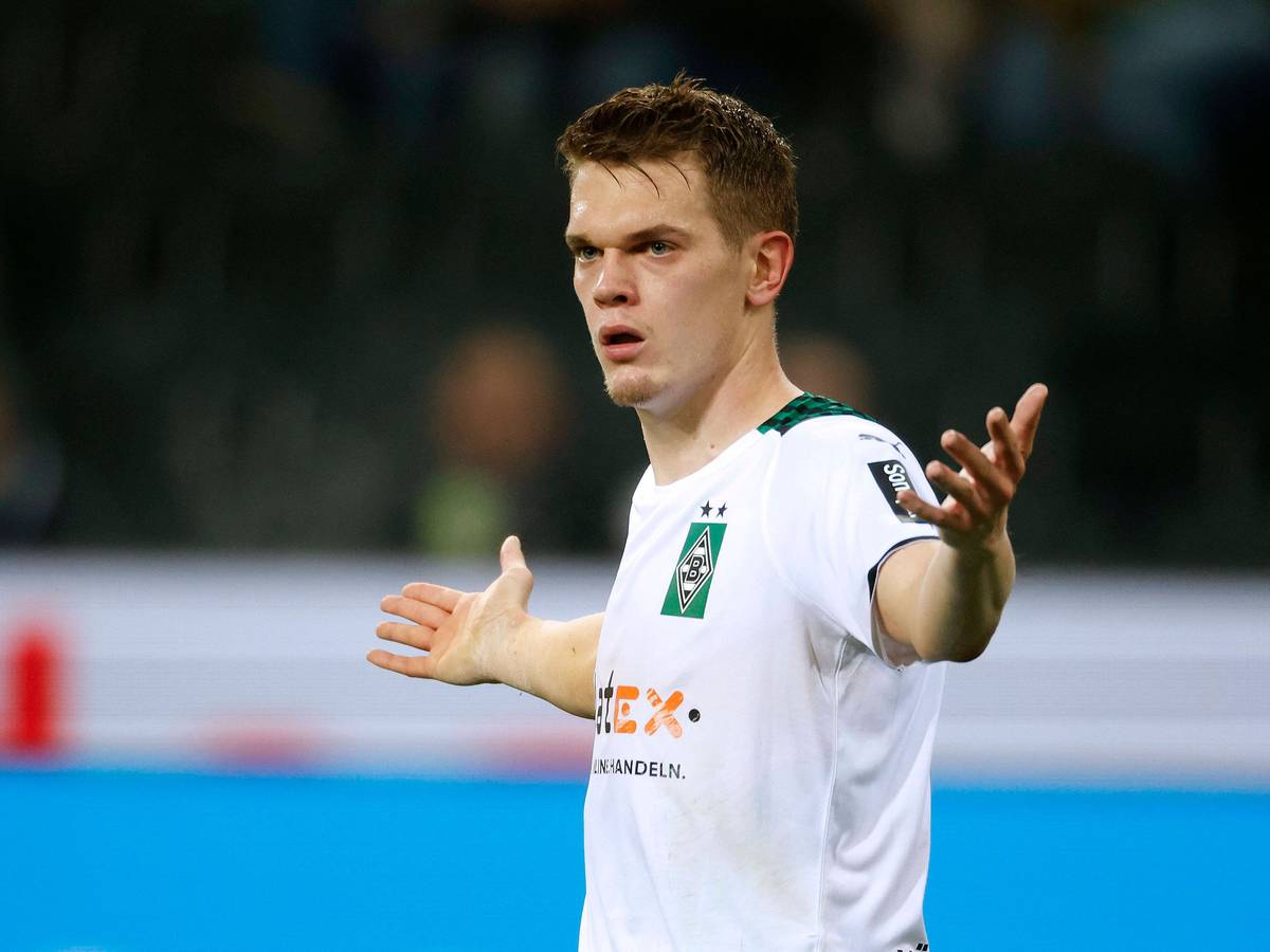 Matthias Ginter von Borussia Mönchengladbach, hier am 31. Oktober 2021, hat die Arme ausgebreitet.
