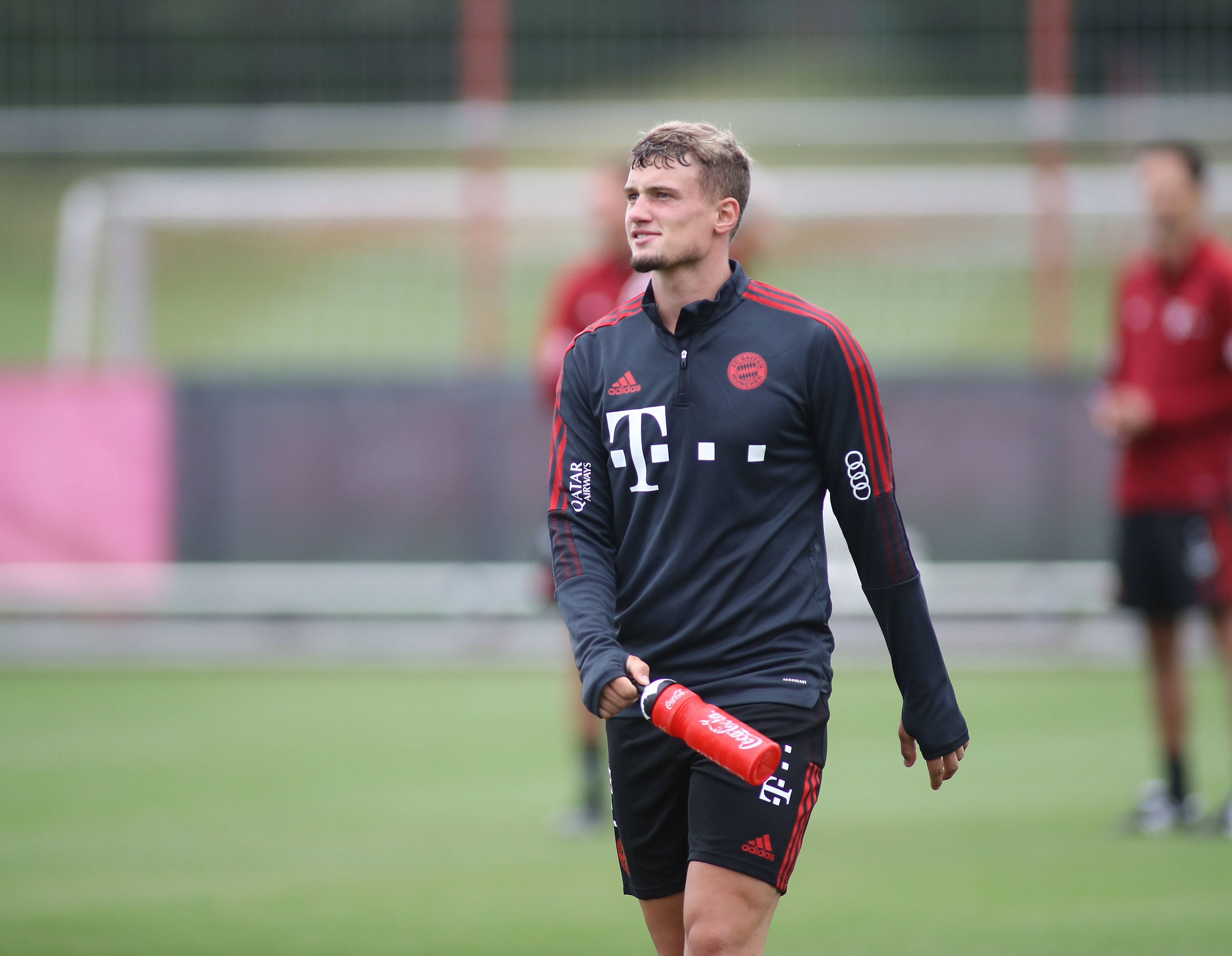 München, Deutschland 07. Juli 2021: Michael Cuisance FC Bayern München mit einer Getränkeflasche in der Hand beim Training des FC Bayern München *** Munich, Germany 07 July 2021 Michael Cuisance FC Bayern Munich with a drinks bottle in his hand during FC Bayern Munich training.