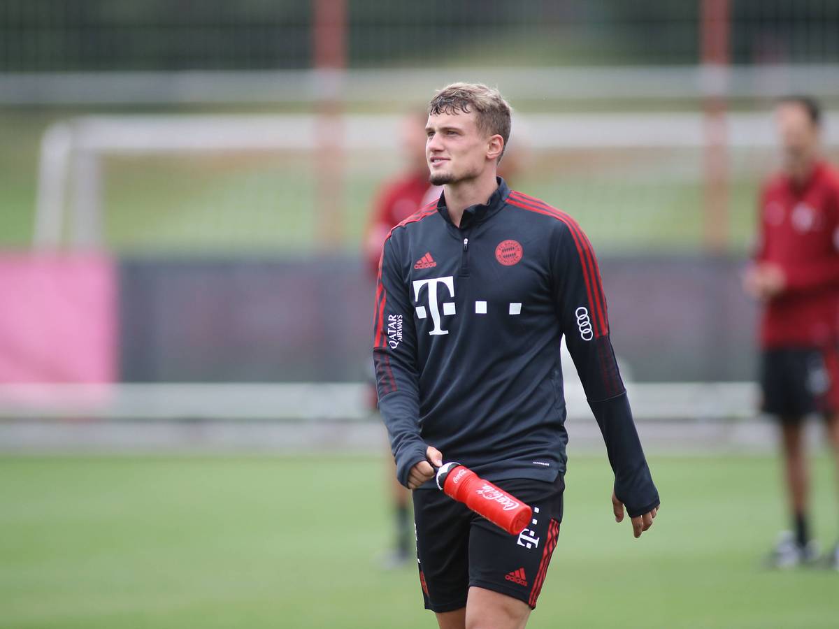 München, Deutschland 07. Juli 2021: Michael Cuisance FC Bayern München mit einer Getränkeflasche in der Hand beim Training des FC Bayern München *** Munich, Germany 07 July 2021 Michael Cuisance FC Bayern Munich with a drinks bottle in his hand during FC Bayern Munich training.