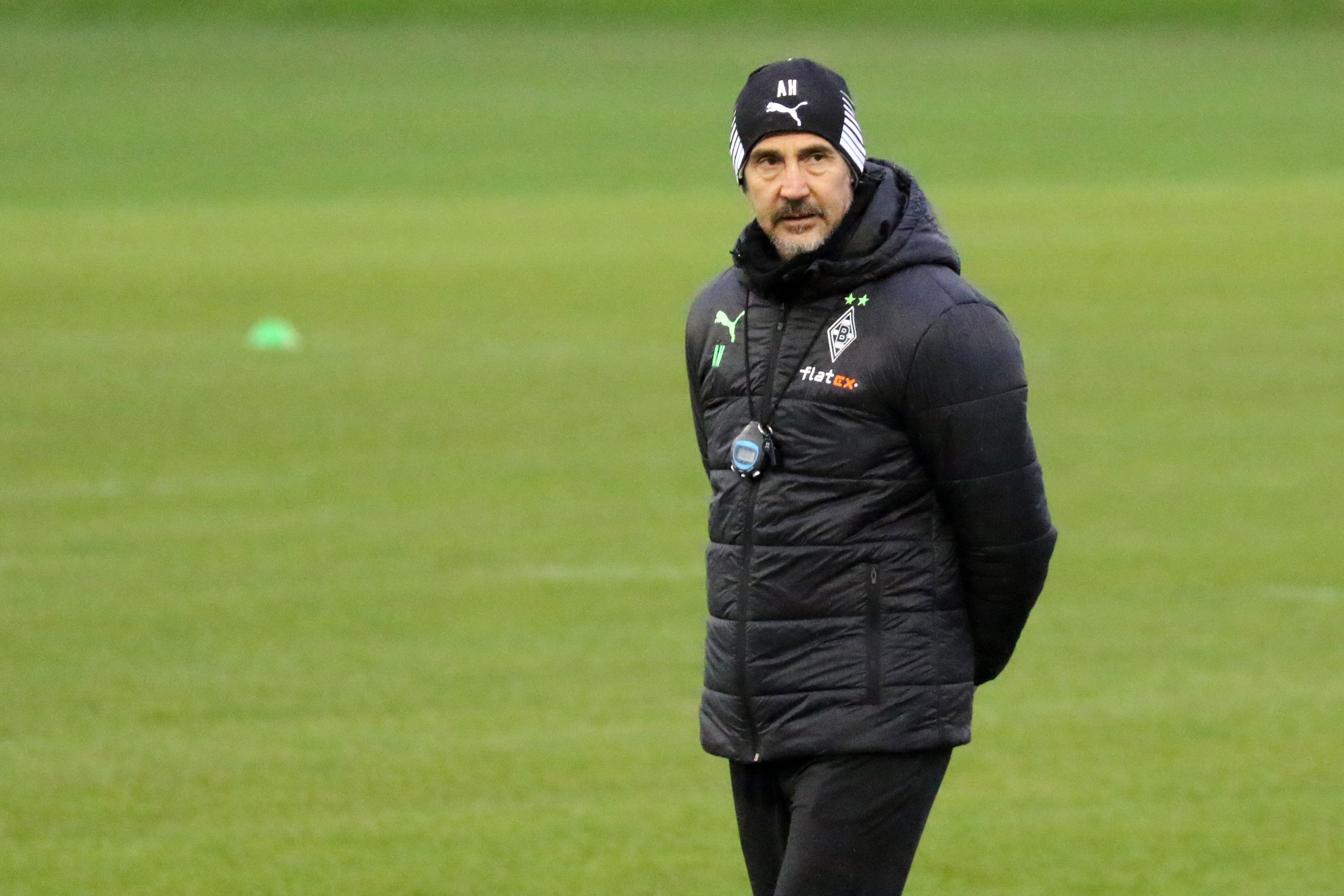 Adi Hütter, Trainer von Borussia Mönchengladbach am 29.12.2021 bei der Auftakteinheit nach der Winterpause im Borussia-Park mit nachdenklichem Blick.