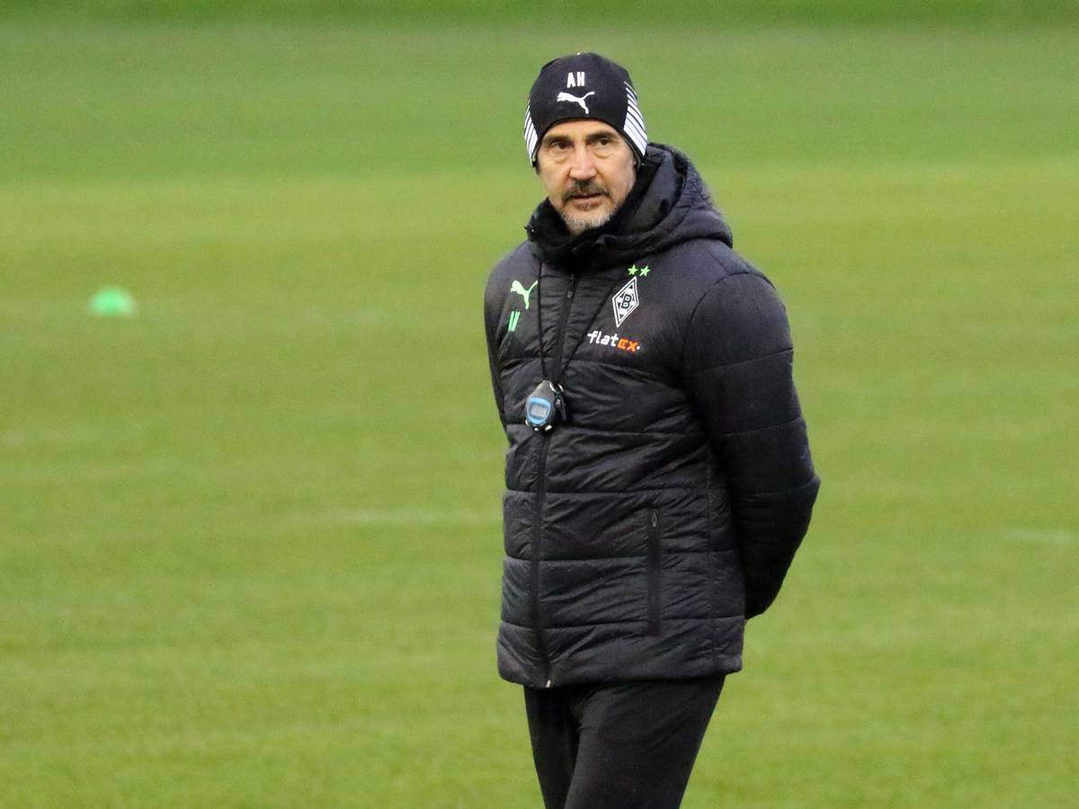 Adi Hütter, Trainer von Borussia Mönchengladbach am 29.12.2021 bei der Auftakteinheit nach der Winterpause im Borussia-Park mit nachdenklichem Blick.