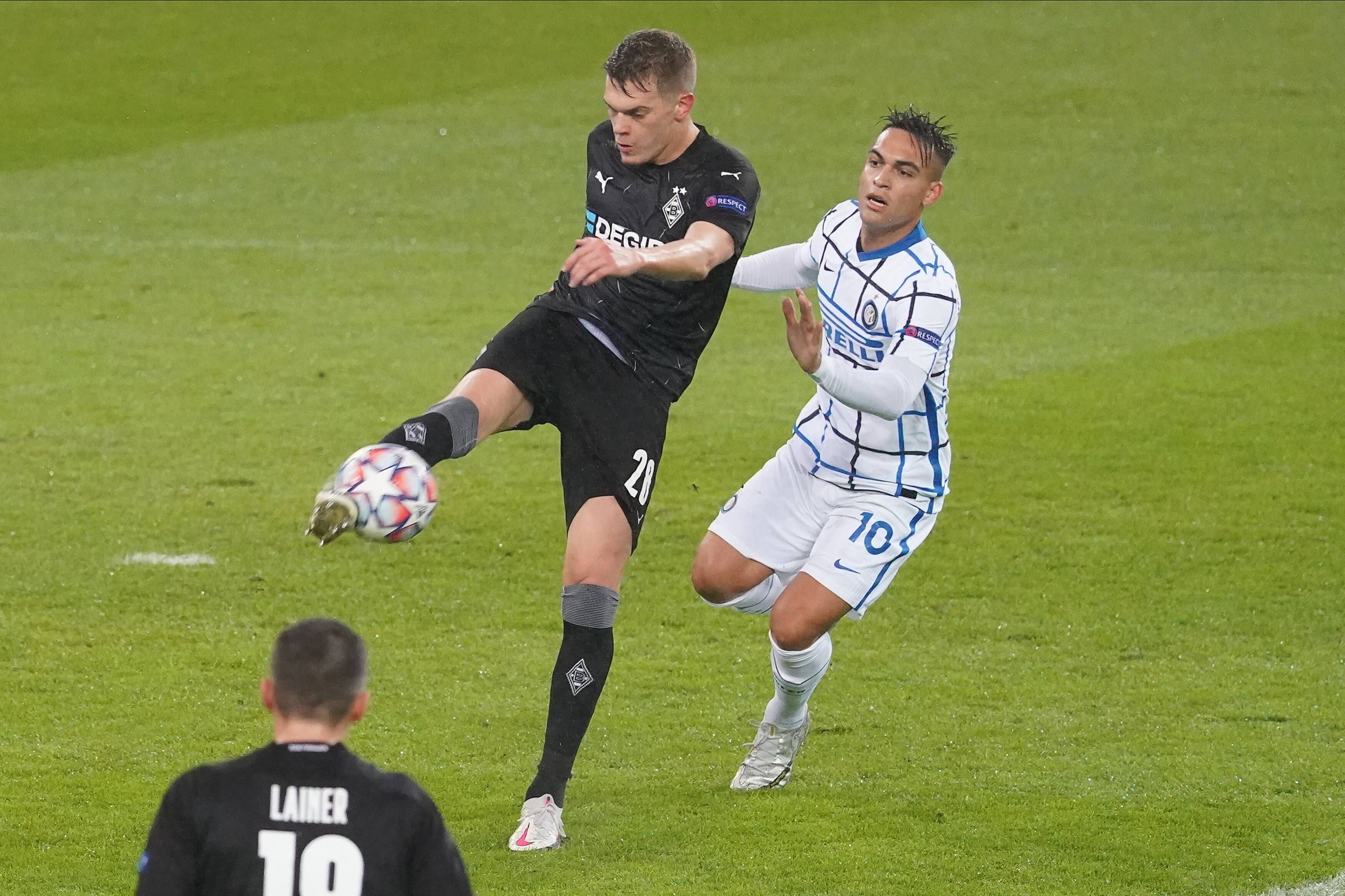 Matthias Ginter (l.) von Borussia Mönchengladbach klärt am 1. Dezember 2021einen Ball von Inter Mailands Lautaro Martinez (r:) im Champions-League-Gruppenspiel.