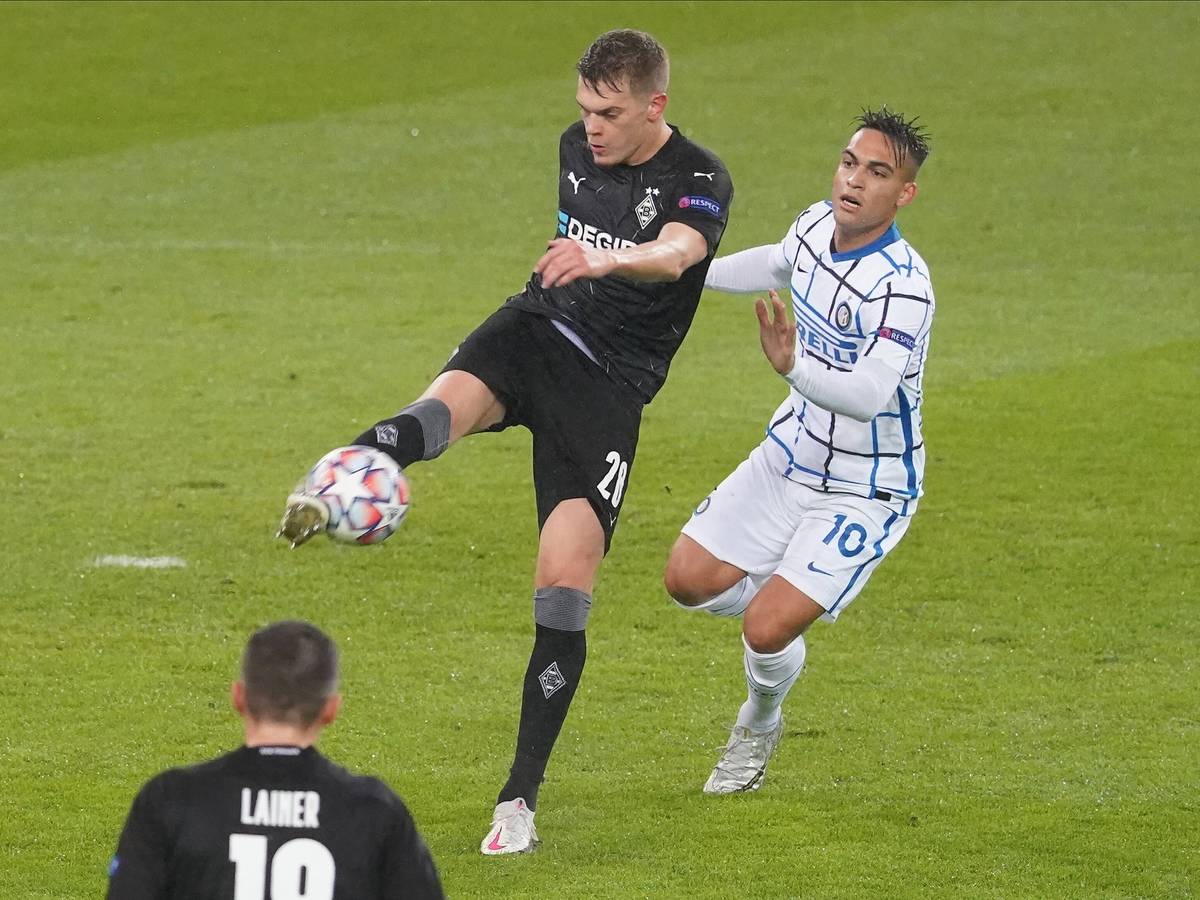Matthias Ginter (l.) von Borussia Mönchengladbach klärt am 1. Dezember 2021einen Ball von Inter Mailands Lautaro Martinez (r:) im Champions-League-Gruppenspiel.