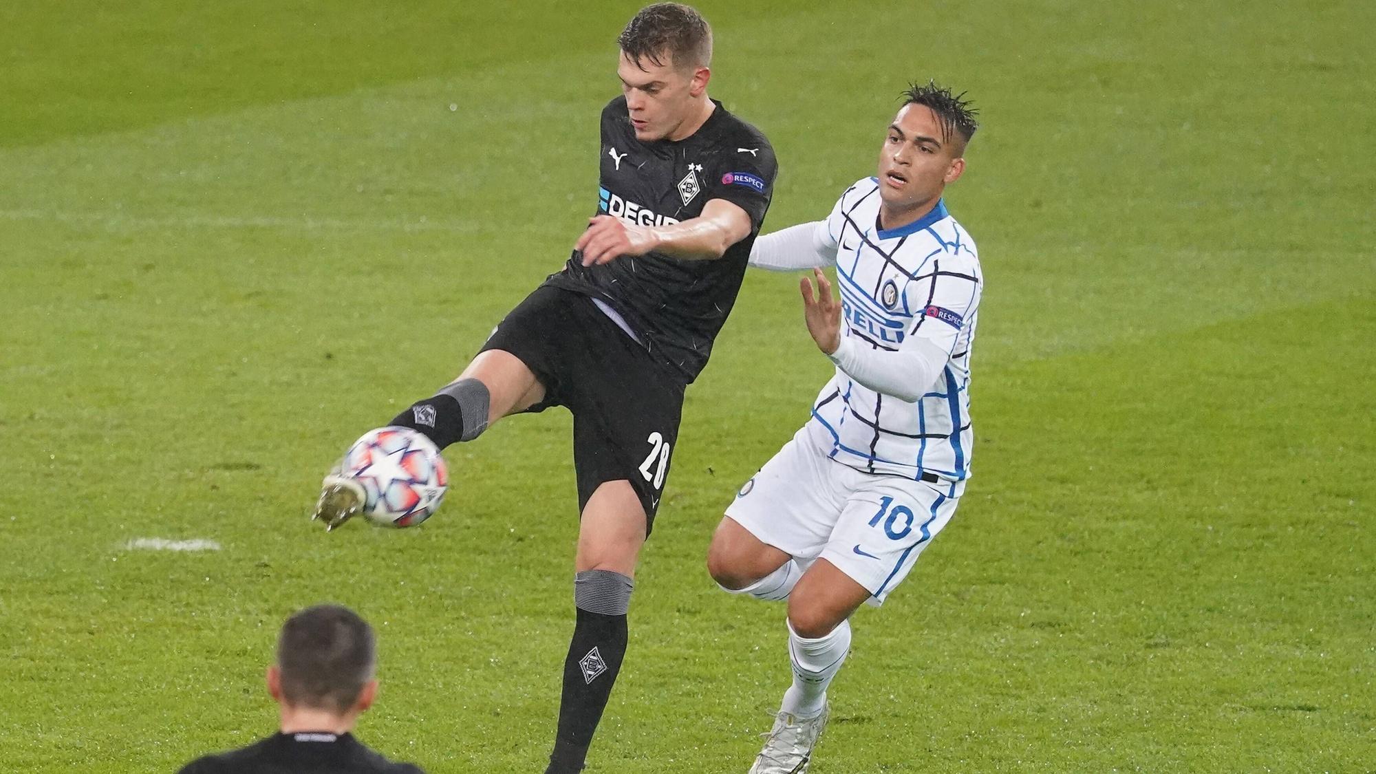 Matthias Ginter (l.) von Borussia Mönchengladbach klärt am 1. Dezember 2021einen Ball von Inter Mailands Lautaro Martinez (r:) im Champions-League-Gruppenspiel.