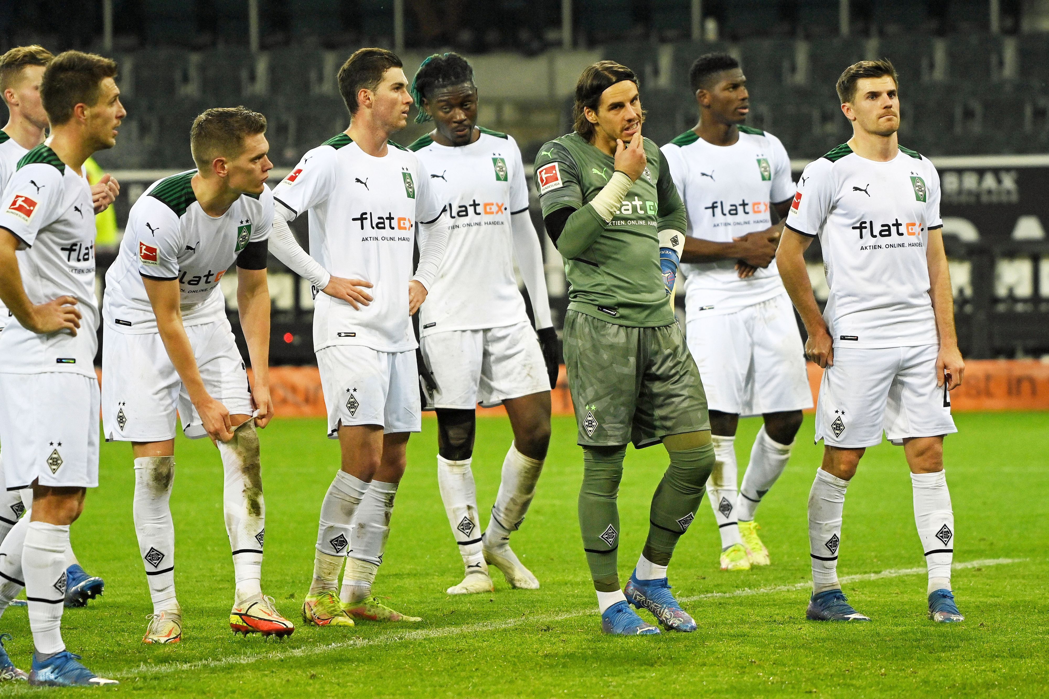 Spieler von Borussia Mönchengladbach nach der historischen Heimniederlage gegen den SC Freiburg am 5. Dezember 2021 im Borussia-Park. Yann Sommer fasst sich nachdenklich ans Kinn.