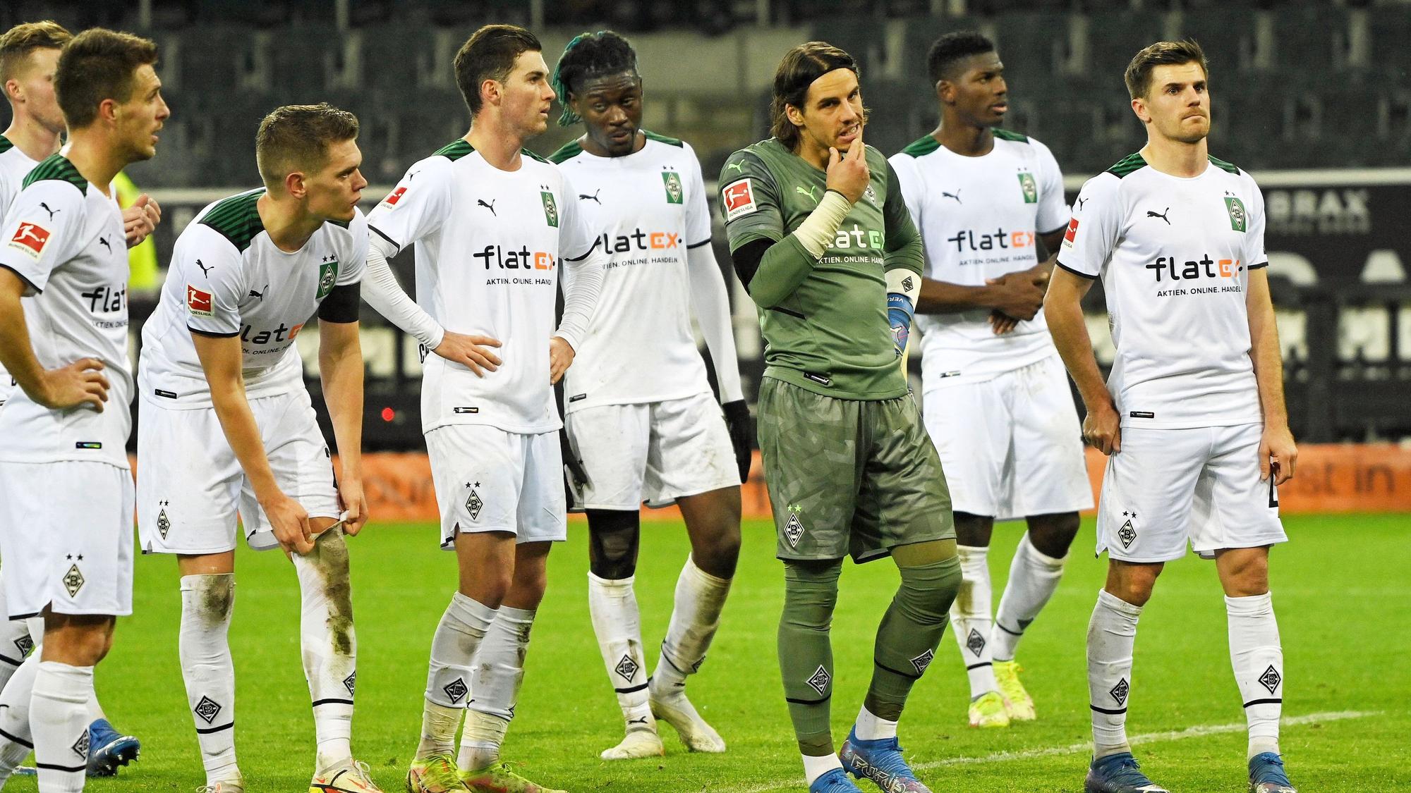 Spieler von Borussia Mönchengladbach nach der historischen Heimniederlage gegen den SC Freiburg am 5. Dezember 2021 im Borussia-Park. Yann Sommer fasst sich nachdenklich ans Kinn.