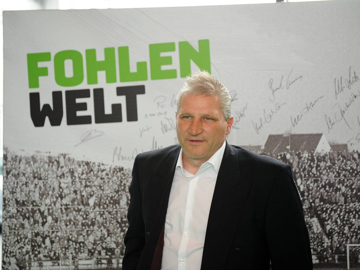 Thomas Kastenmaier im Borussia-Park. Auf diesem Foto ist der ehemalige Profi von Borussia Mönchengladbach am 3. Mai 2019 zu sehen. Kastenmaier steht vor einer Pappwand, auf der zahlreiche Ex-Profis der Borussia unterschrieben haben.