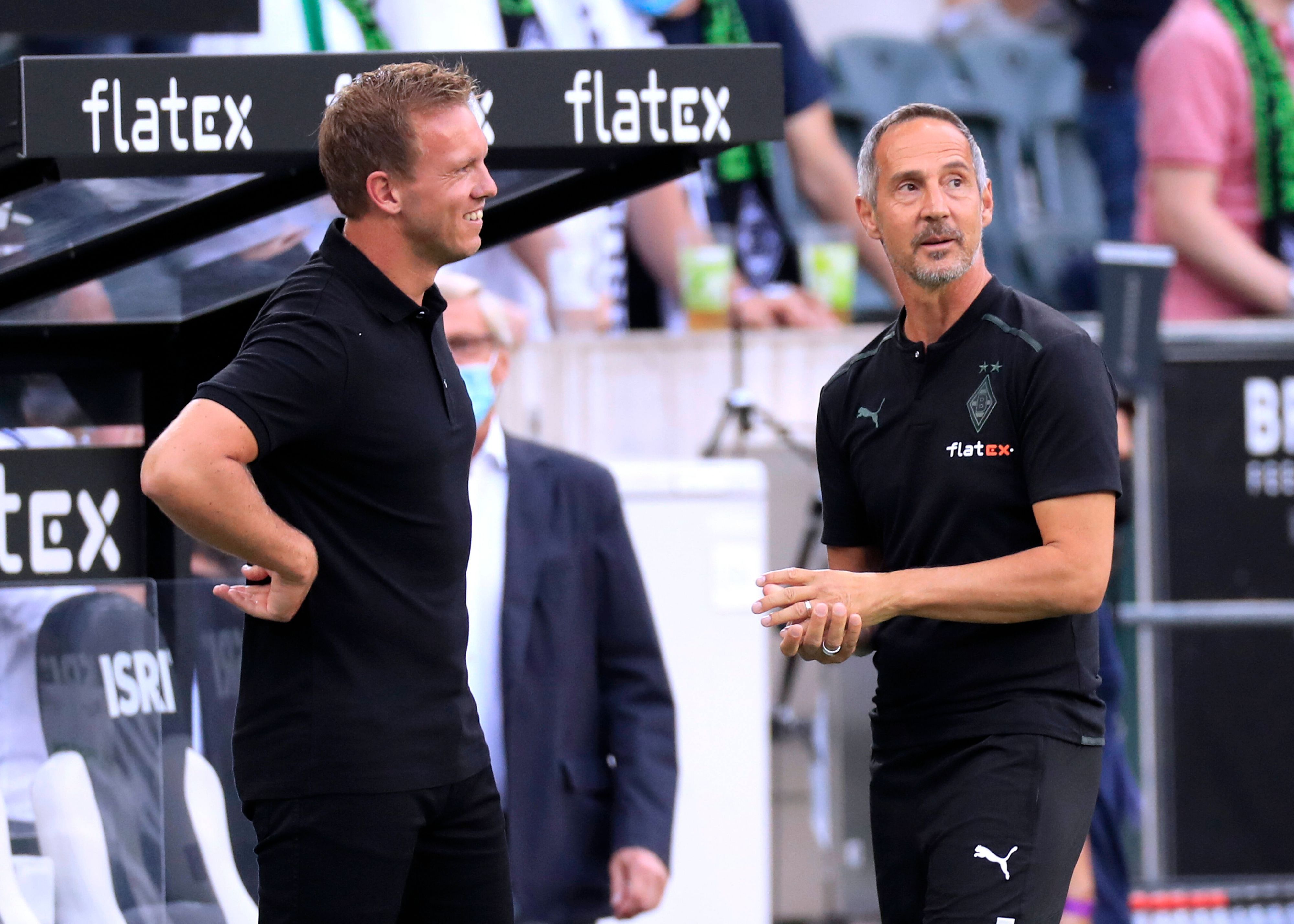 Der neue Gladbach-Trainer Adi Hütter (r.) unterhält sich mit Bayern-München-Coach Julian Nagelsmann vor dem Bundesliga-Auftakt am 13. August 2021 im Borussia-Park.