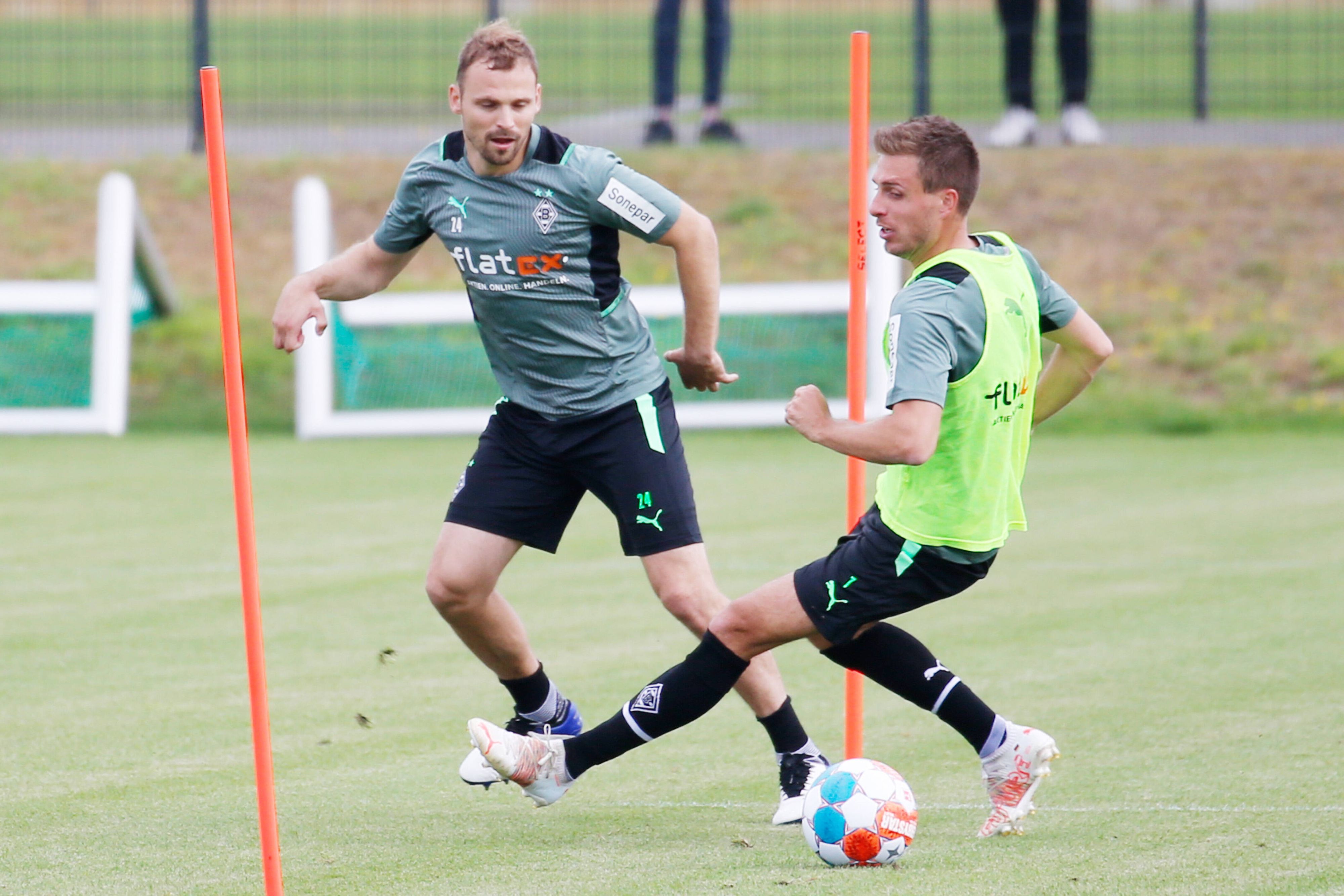 Treue Fohlen! Tony Jantschke (links) und Patrick Herrmann (rechts) stehen vor einer erneuten Vertragsverlängerung bei Fußball-Bundesligist Borussia Mönchengladbach. Auf diesem Foto sind die beiden am 7. Juli 2021 bei einer Trainingsübung im Borussia-Park zu sehen. Jantschke dribbelt mit dem Ball.