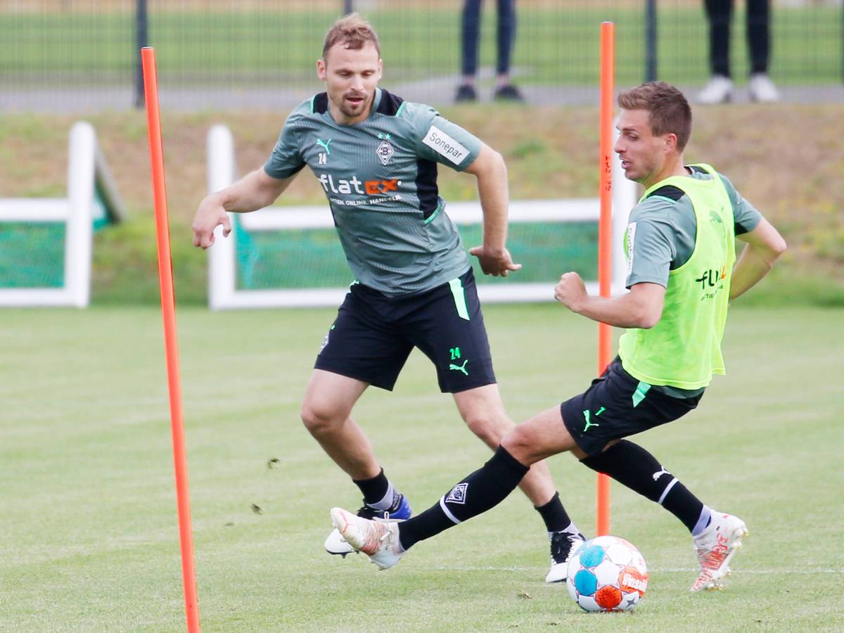 Tony Jantschke (li.) und Patrick Herrmann (re.) am 7. Juli 2021 bei einem Zweikampf im Training von Borussia Mönchengladbach.