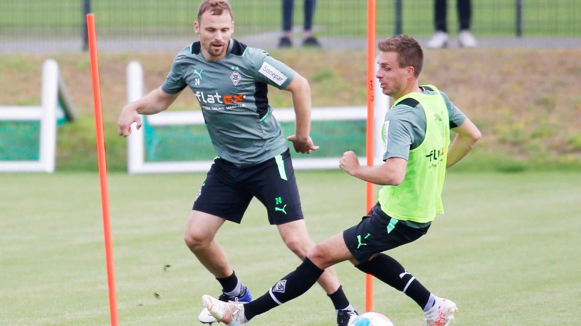 Treue Fohlen! Tony Jantschke (links) und Patrick Herrmann (rechts) stehen vor einer erneuten Vertragsverlängerung bei Fußball-Bundesligist Borussia Mönchengladbach. Auf diesem Foto sind die beiden am 7. Juli 2021 bei einer Trainingsübung im Borussia-Park zu sehen. Jantschke dribbelt mit dem Ball.