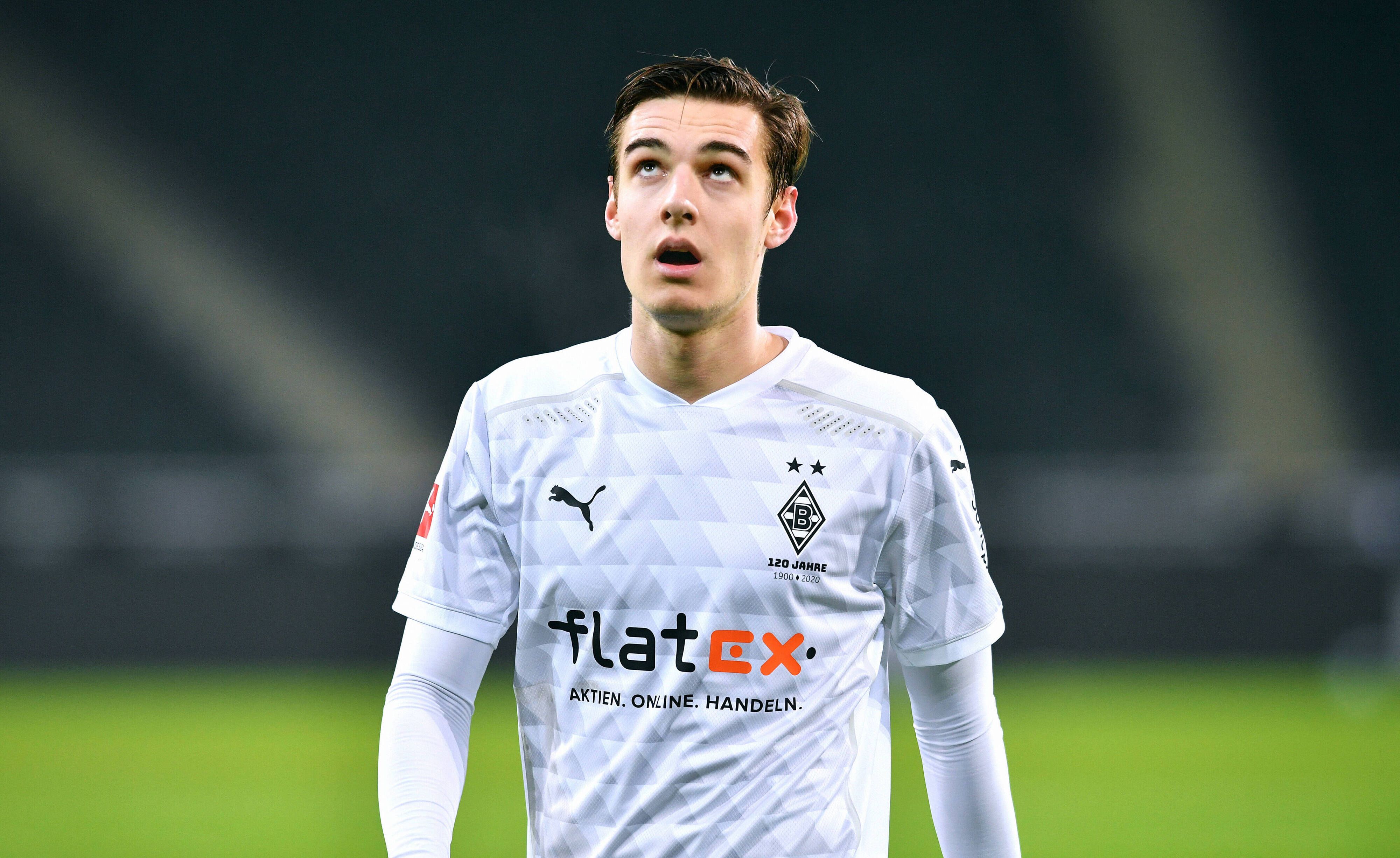 Gladbachs Mittelfeldspieler Florian Neuhaus, auf diesem Foto am 22. Januar 2021 im Bundesliga-Duell gegen Dortmund zu sehen, blickt vom Spielfeld aus gen Himmel.