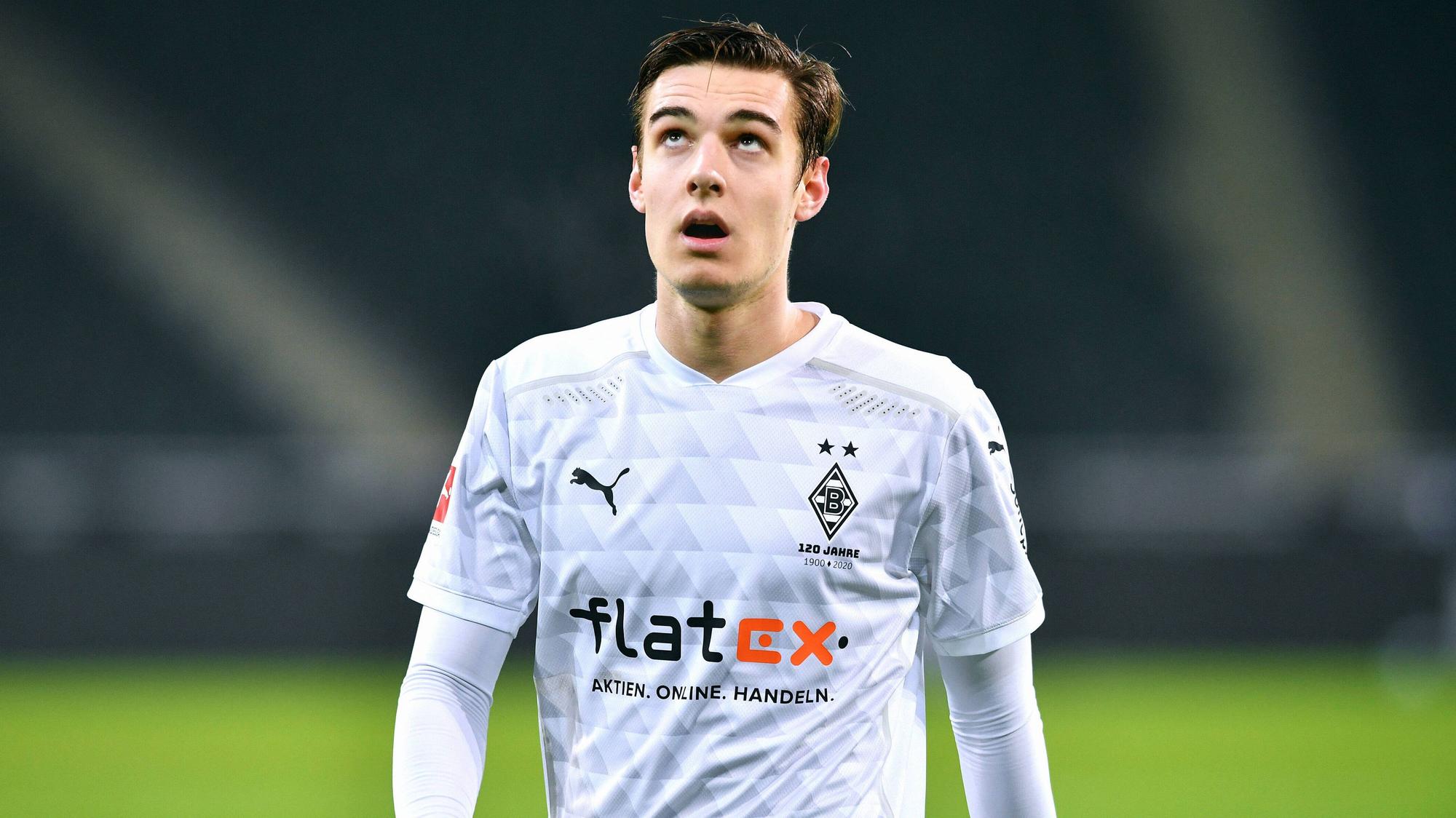 Gladbachs Mittelfeldspieler Florian Neuhaus, auf diesem Foto am 22. Januar 2021 im Bundesliga-Duell gegen Dortmund zu sehen, blickt vom Spielfeld aus gen Himmel.