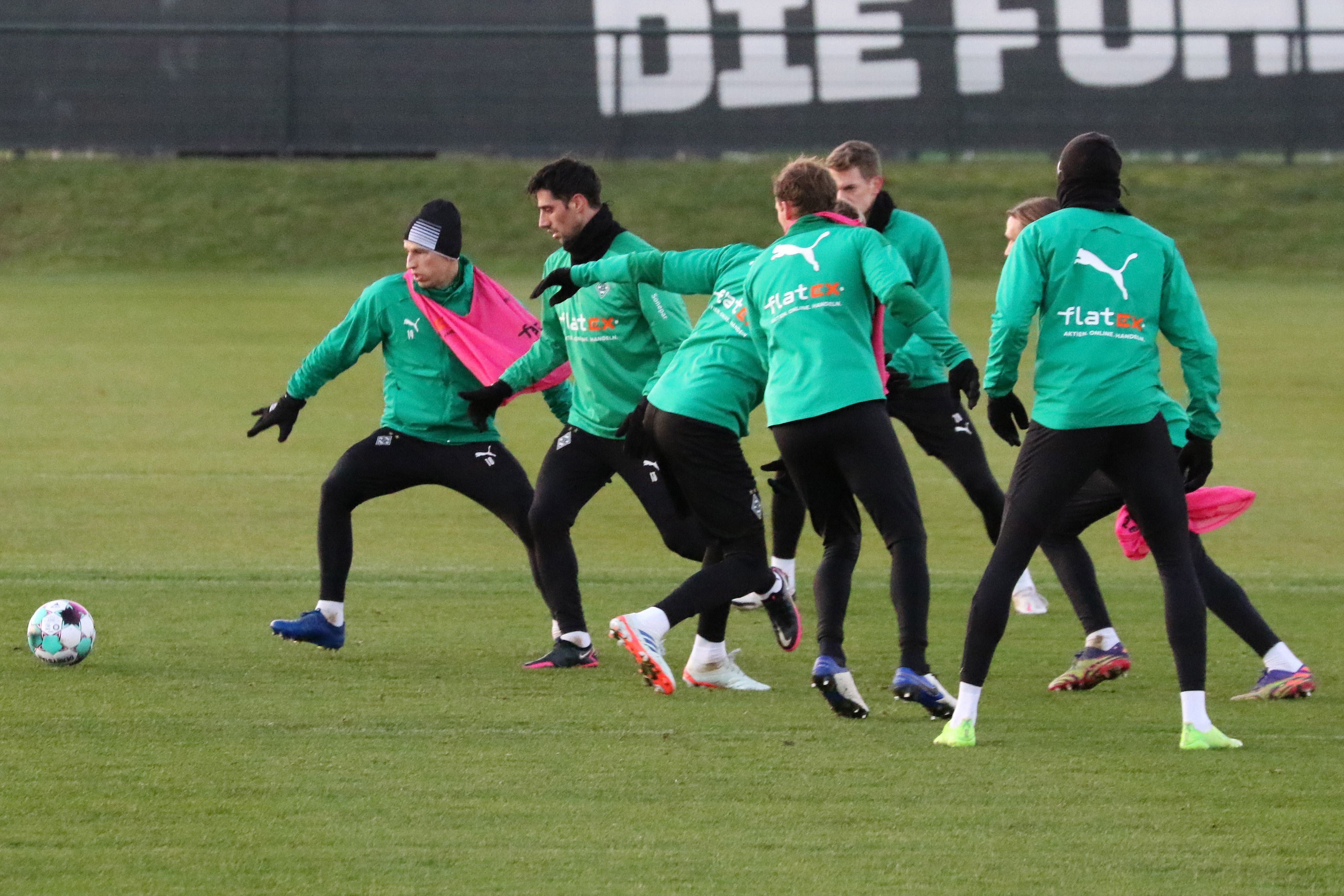 Profis der Gladbacher Borussia, hier in Teilen auf einem Foto vom 12. Januar 2021 zu sehen, kämpfen auf dem Trainingsplatz um den Ball-