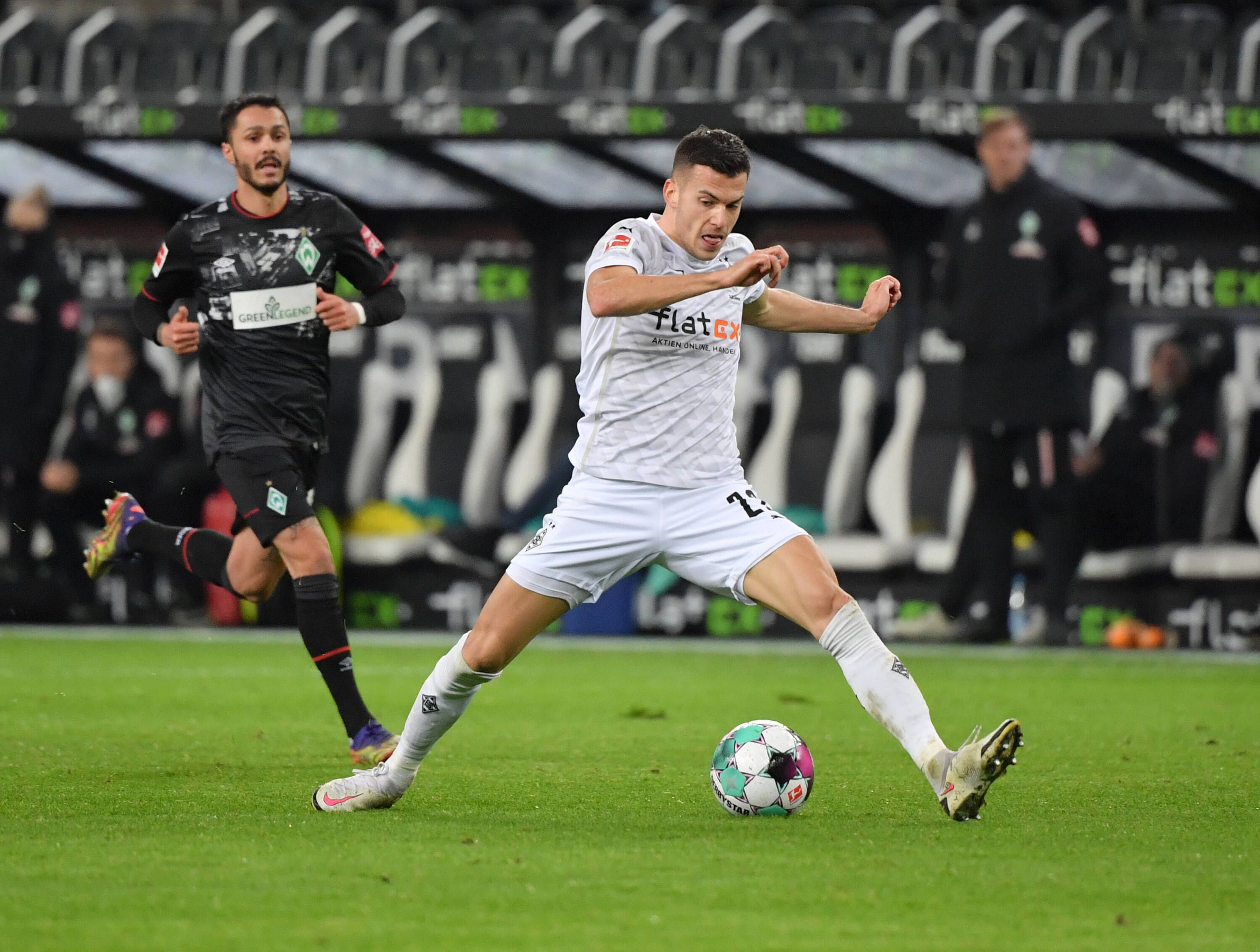 Gladbachs László Bénes behauptet im Bundesliga-Duell am 19.01.2021 gegen Werder Bremen den Ball.