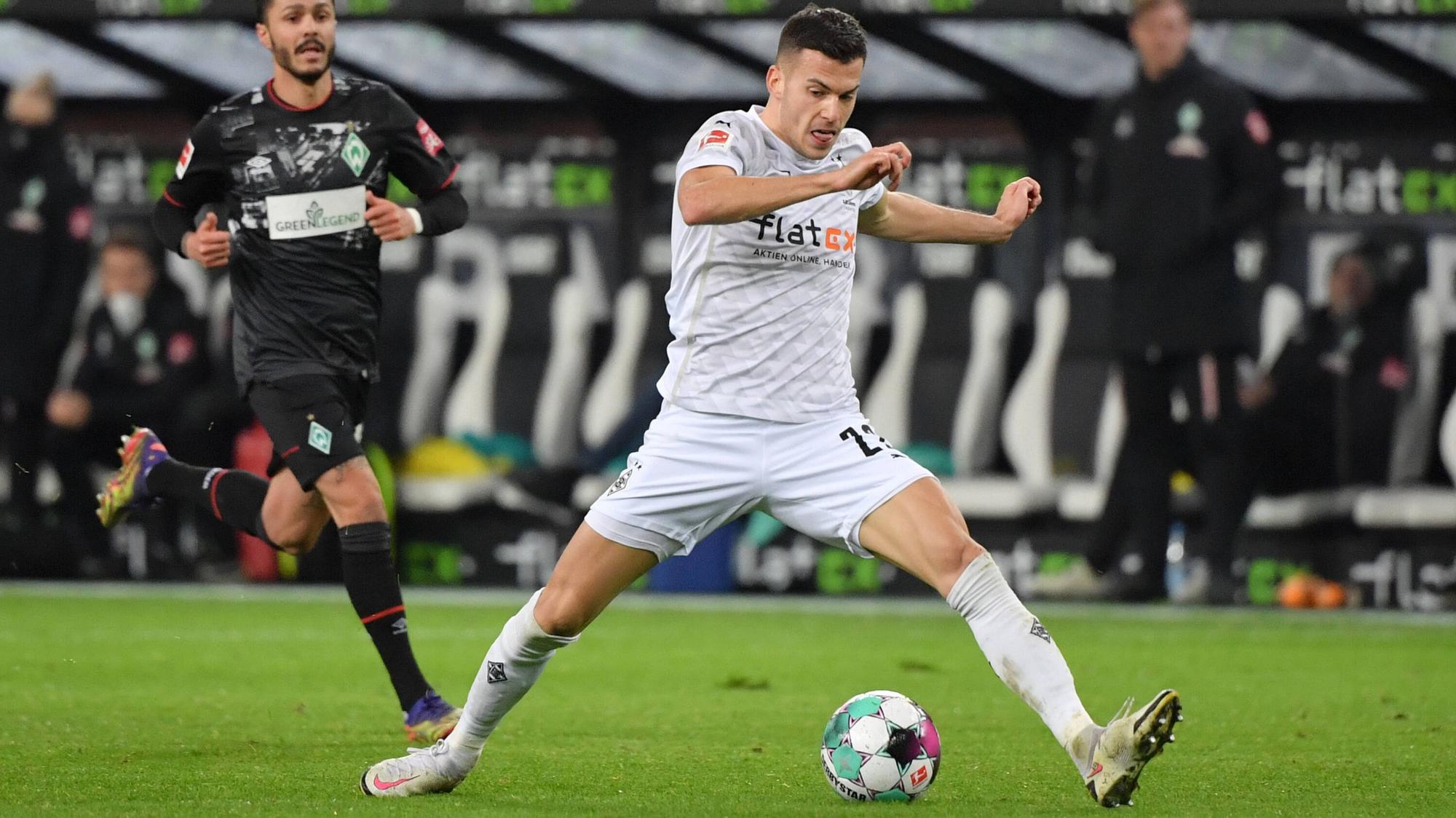 Gladbachs László Bénes behauptet im Bundesliga-Duell am 19.01.2021 gegen Werder Bremen den Ball.