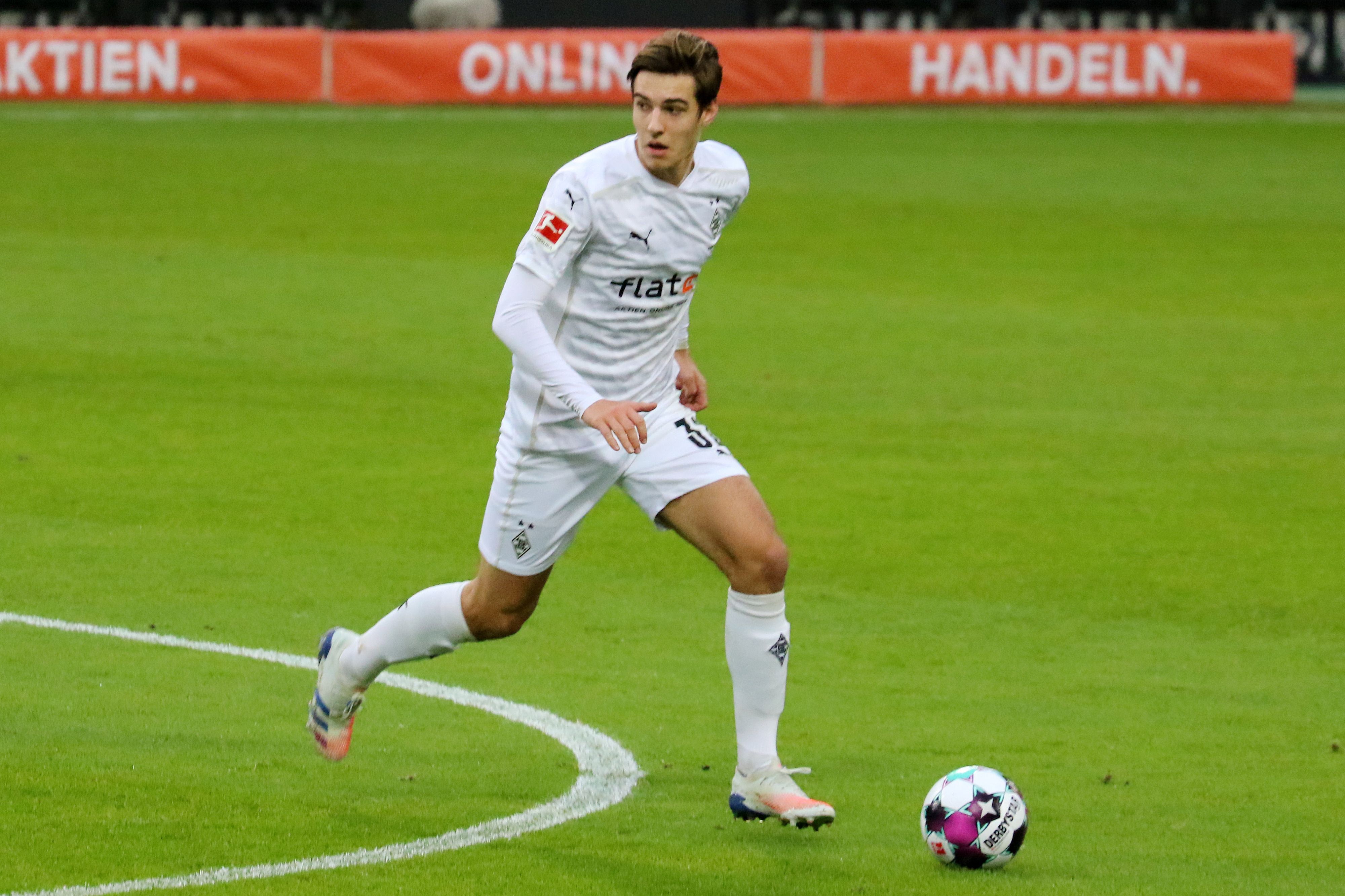 Florian Neuhaus, in dieser Szene beim Spiel gegen Hertha BSC am 12. Dezember 2020 zu sehen, blickt auf das Spielfeld, während er den Ball kontrolliert.