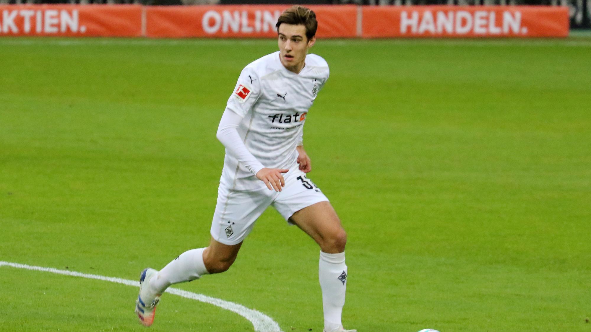 Florian Neuhaus, in dieser Szene beim Spiel gegen Hertha BSC am 12. Dezember 2020 zu sehen, blickt auf das Spielfeld, während er den Ball kontrolliert.