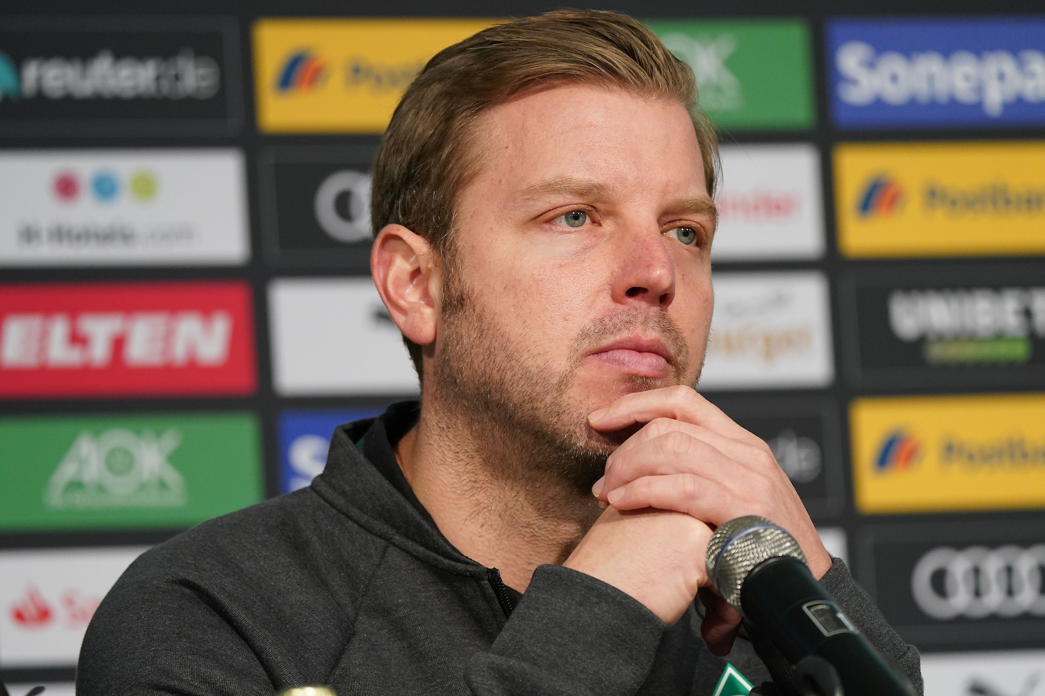 Florian Kohfeldt, hier bei einer Pressekonferenz im Borussia-Park am 10. November 2019, blickt nachdenklich wirkend in den Raum.