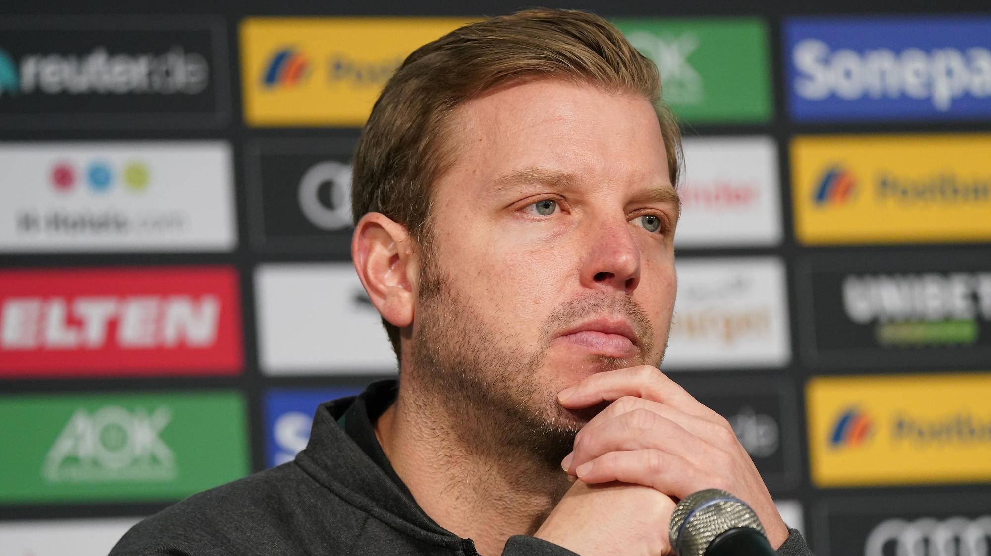 Florian Kohfeldt, hier bei einer Pressekonferenz im Borussia-Park am 10. November 2019, blickt nachdenklich wirkend in den Raum.