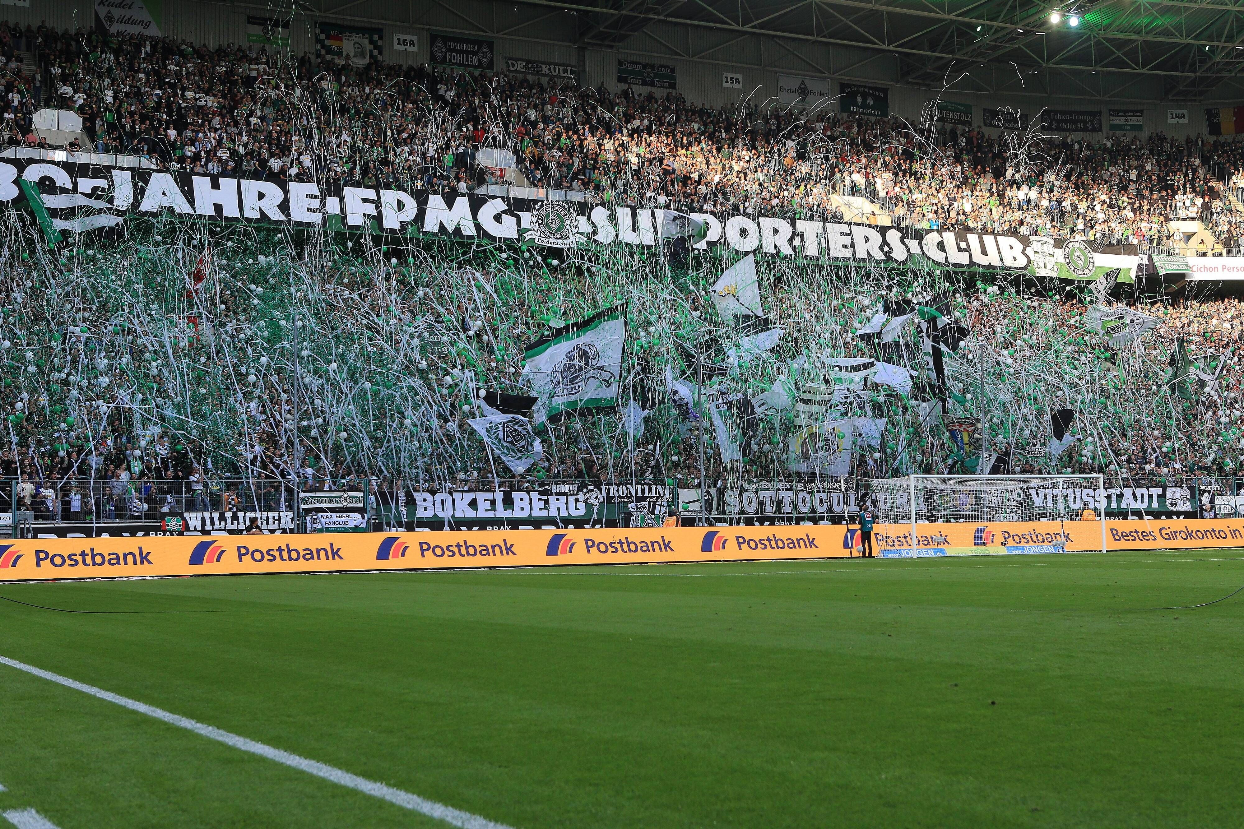 Ein Blick in die Vergangenheit: Die Gladbacher Nordkurve mit Choreo zu 30 Jahren FPMG Supporters Club, am 15.09.18 beim Bundesliga-Spieltag gegen Schalke 04.