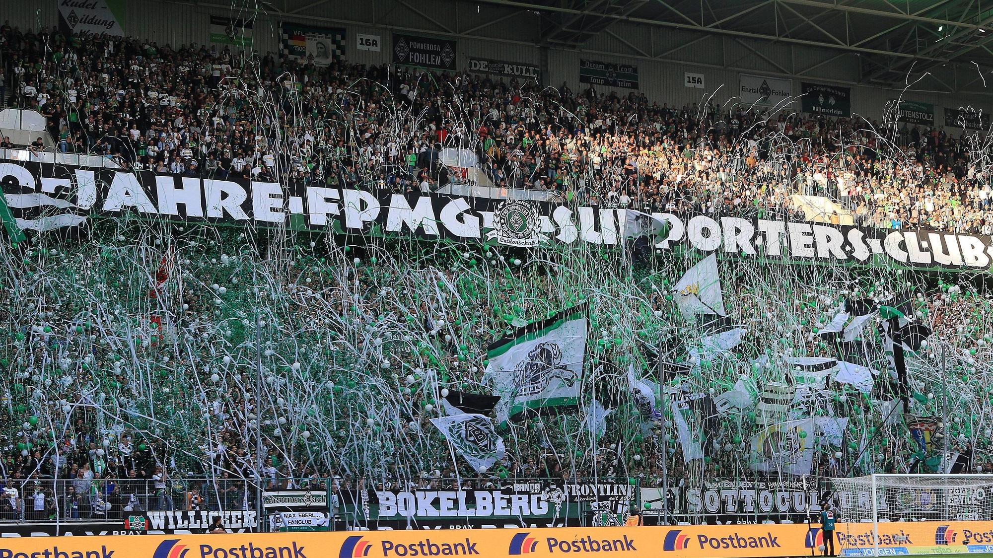 Ein Blick in die Vergangenheit: Die Gladbacher Nordkurve mit Choreo zu 30 Jahren FPMG Supporters Club, am 15.09.18 beim Bundesliga-Spieltag gegen Schalke 04.