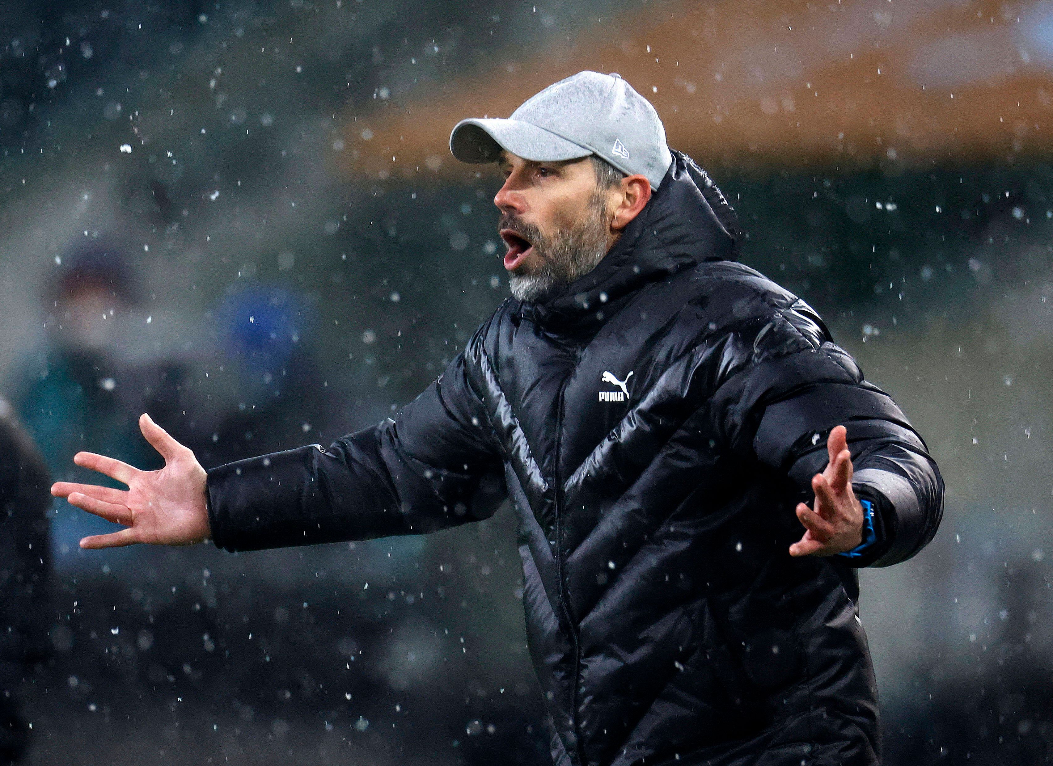 Gladbach-Trainer Marco Rose gestikuliert während des Bundesliga-Duells gegen den 1. FC Köln am 06. Februar 2021 am Spielfeldrand im Borussia-Park. Der 44-Jährige hebt die Arme und brüllt Anweisungen an seiner Spieler heraus. Derweil schneit es.