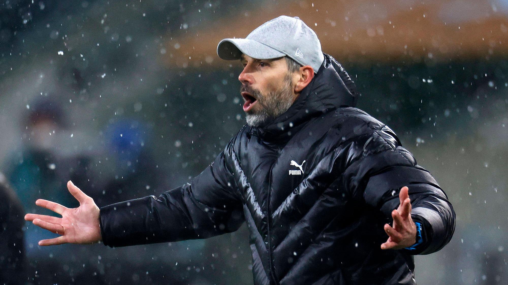 Gladbach-Trainer Marco Rose gestikuliert während des Bundesliga-Duells gegen den 1. FC Köln am 06. Februar 2021 am Spielfeldrand im Borussia-Park. Der 44-Jährige hebt die Arme und brüllt Anweisungen an seiner Spieler heraus. Derweil schneit es.