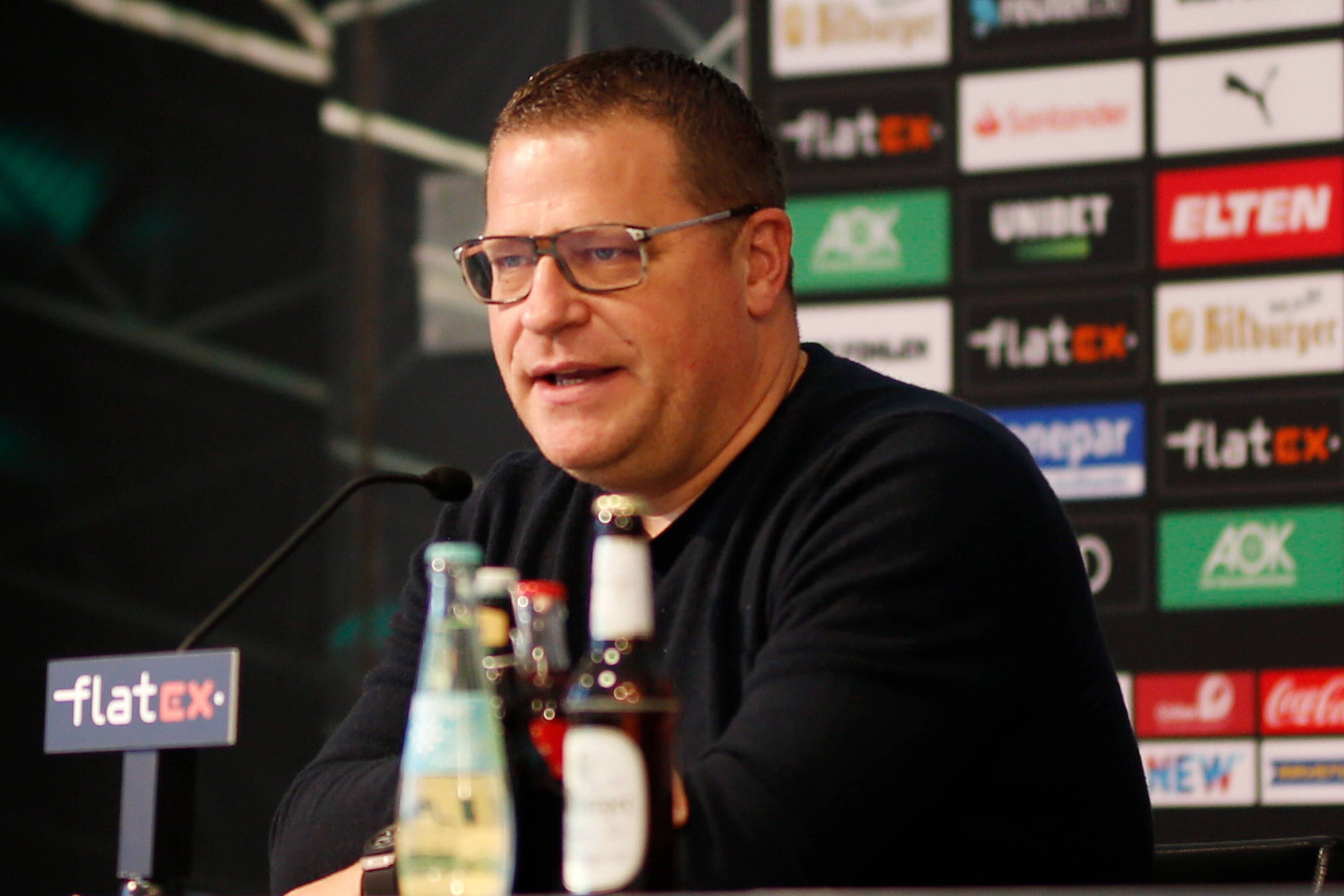 Gladbach-Manager Max Eberl, hier am 6. November 2020 bei einer Pressekonferenz im Borussia-Park, blickt, während er spricht, in den Raum.