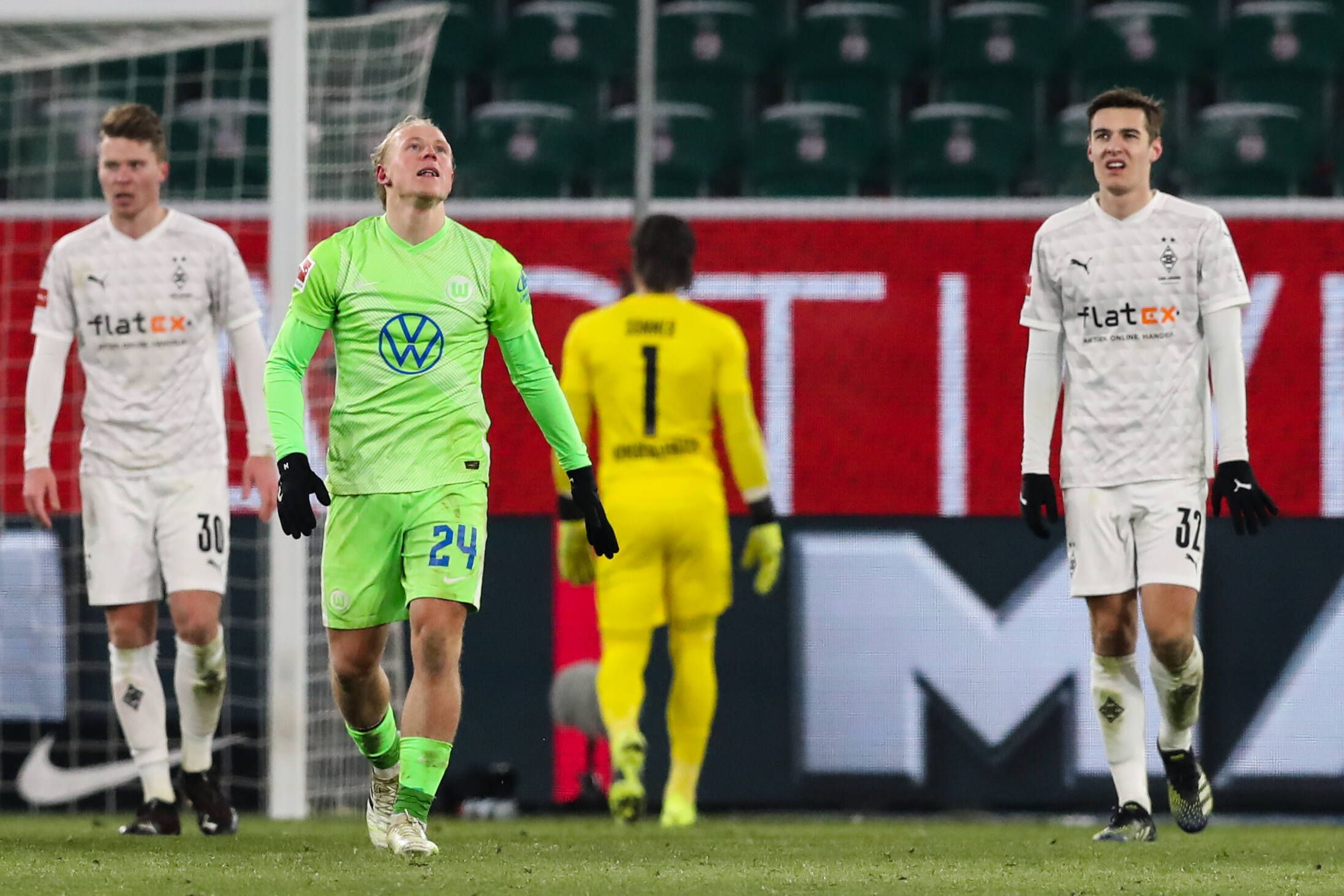 Beim VfL Wolfsburg gab es für die Fohlen um Nico Elvedi (l) und Florian Neuhaus (r) ein torloses Remis.