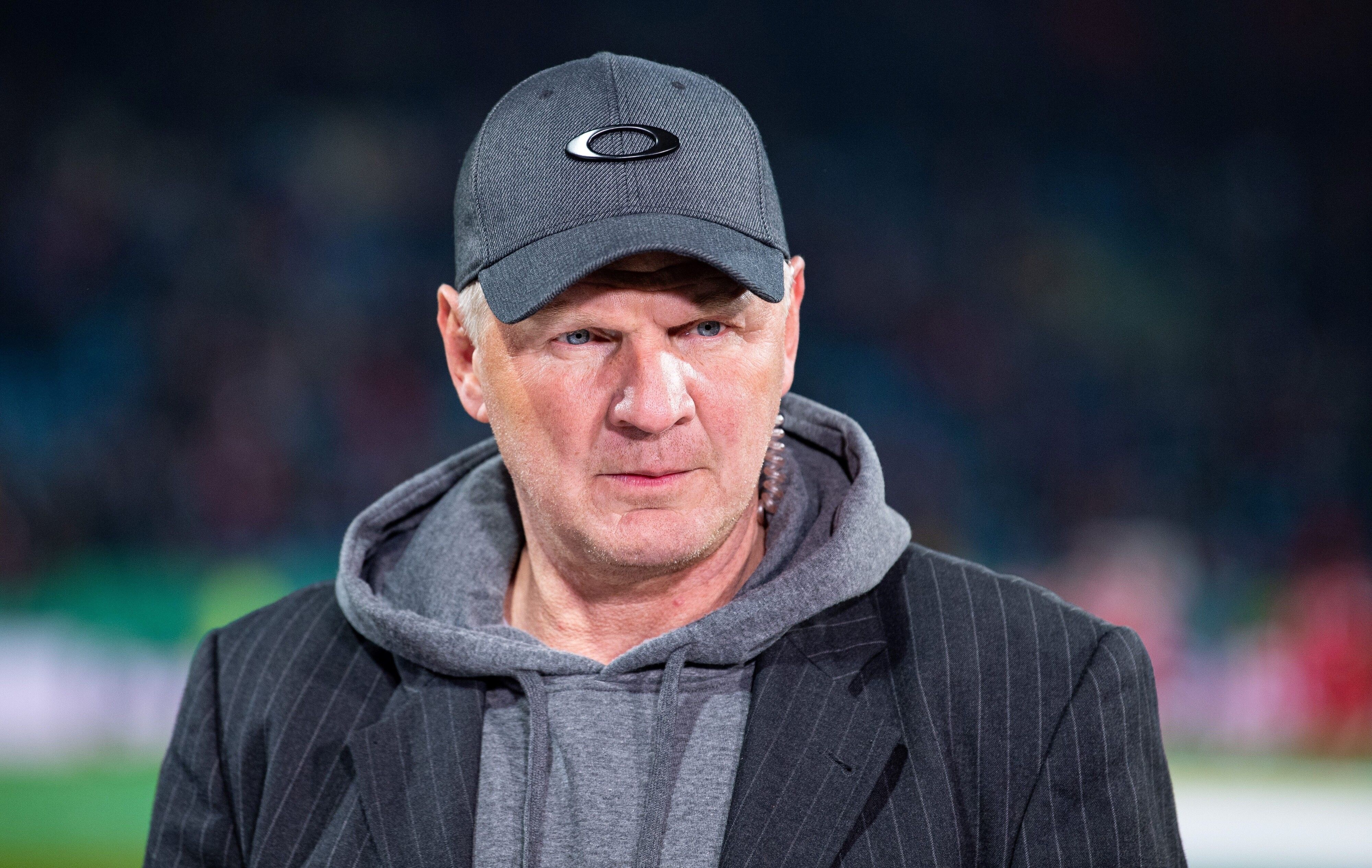 Stefan Effenberg steht am 29.10.2019 als TV Experte an der Seitenlinie.