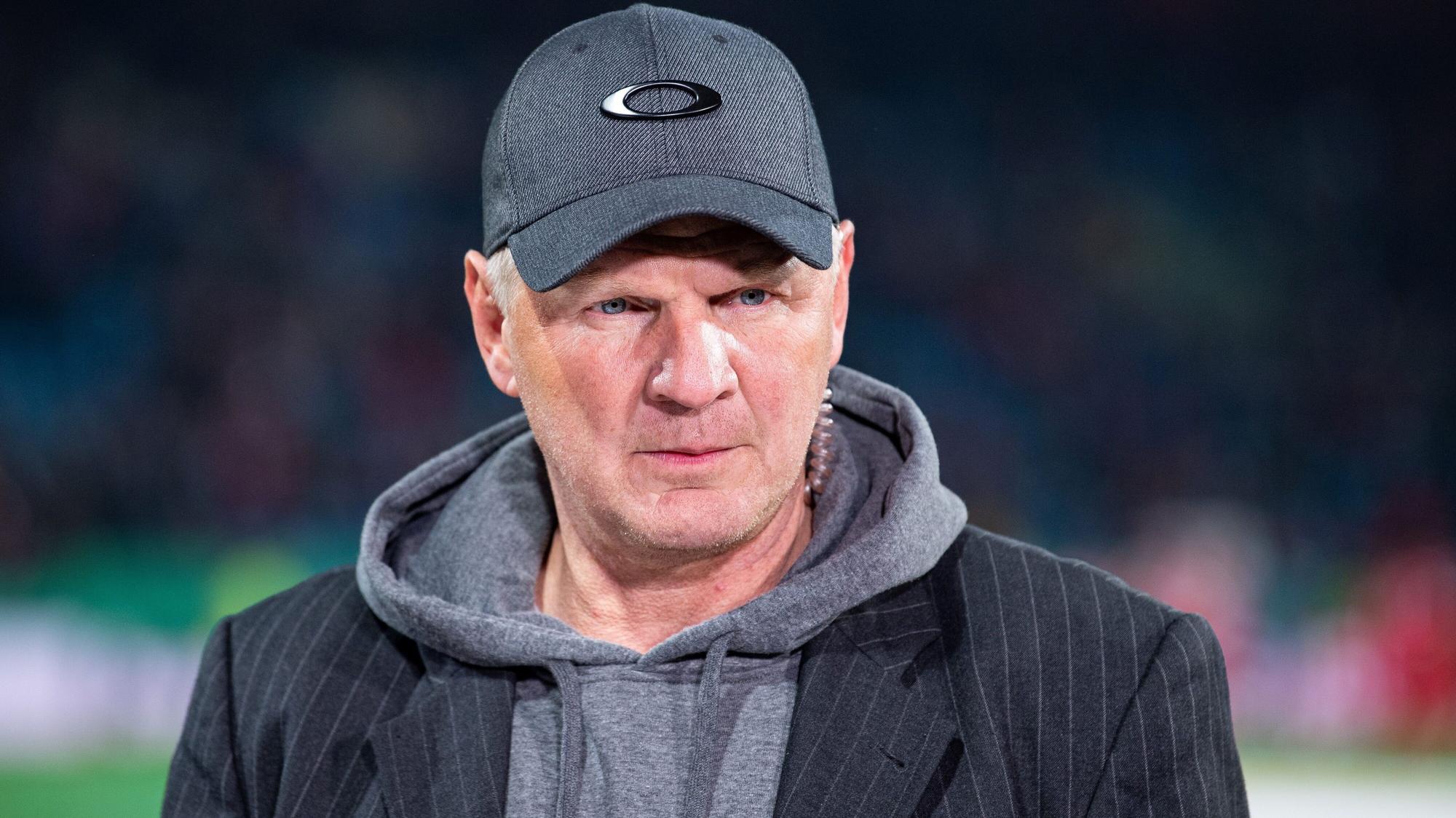 Stefan Effenberg steht am 29.10.2019 als TV Experte an der Seitenlinie.