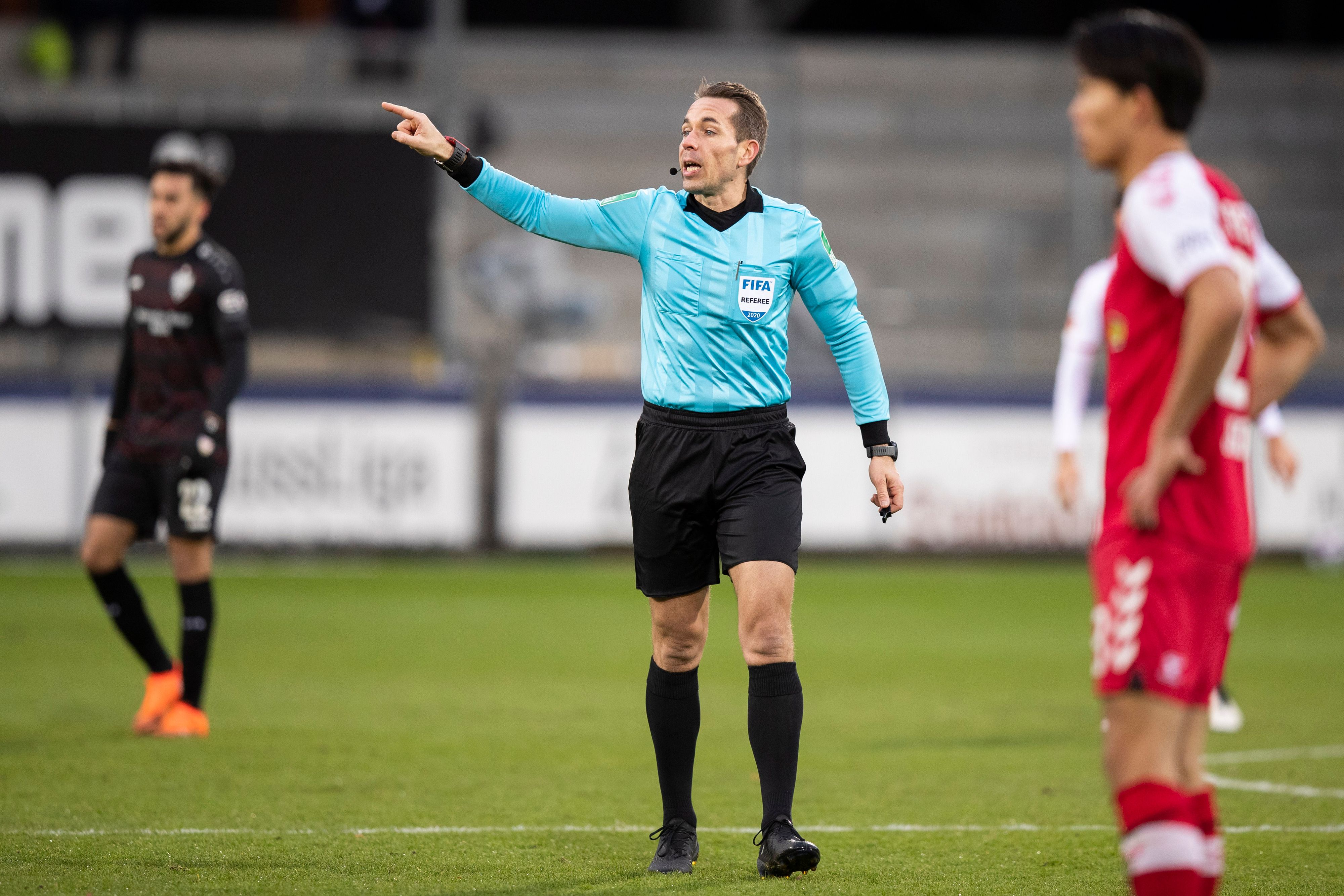Tobias Stieler, hier beim Bundesliga-Duell zwischen dem SC Freiburg und dem VfB Stuttgart am 23. Januar 2021, leitet das heutige Duell zwischen Wolfsburg und Gladbach.