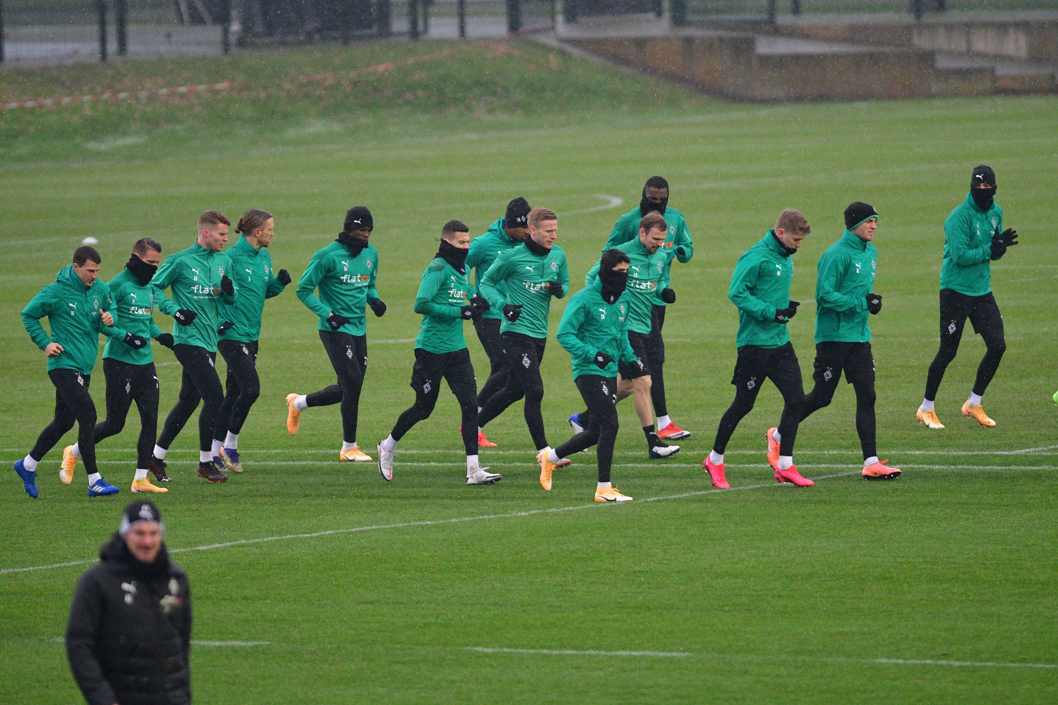 Gladbachs Team beim Warmlaufen für die Trainingseinheit am 5. Januar 2021 auf dem Trainingsplatz am Borussia-Park.