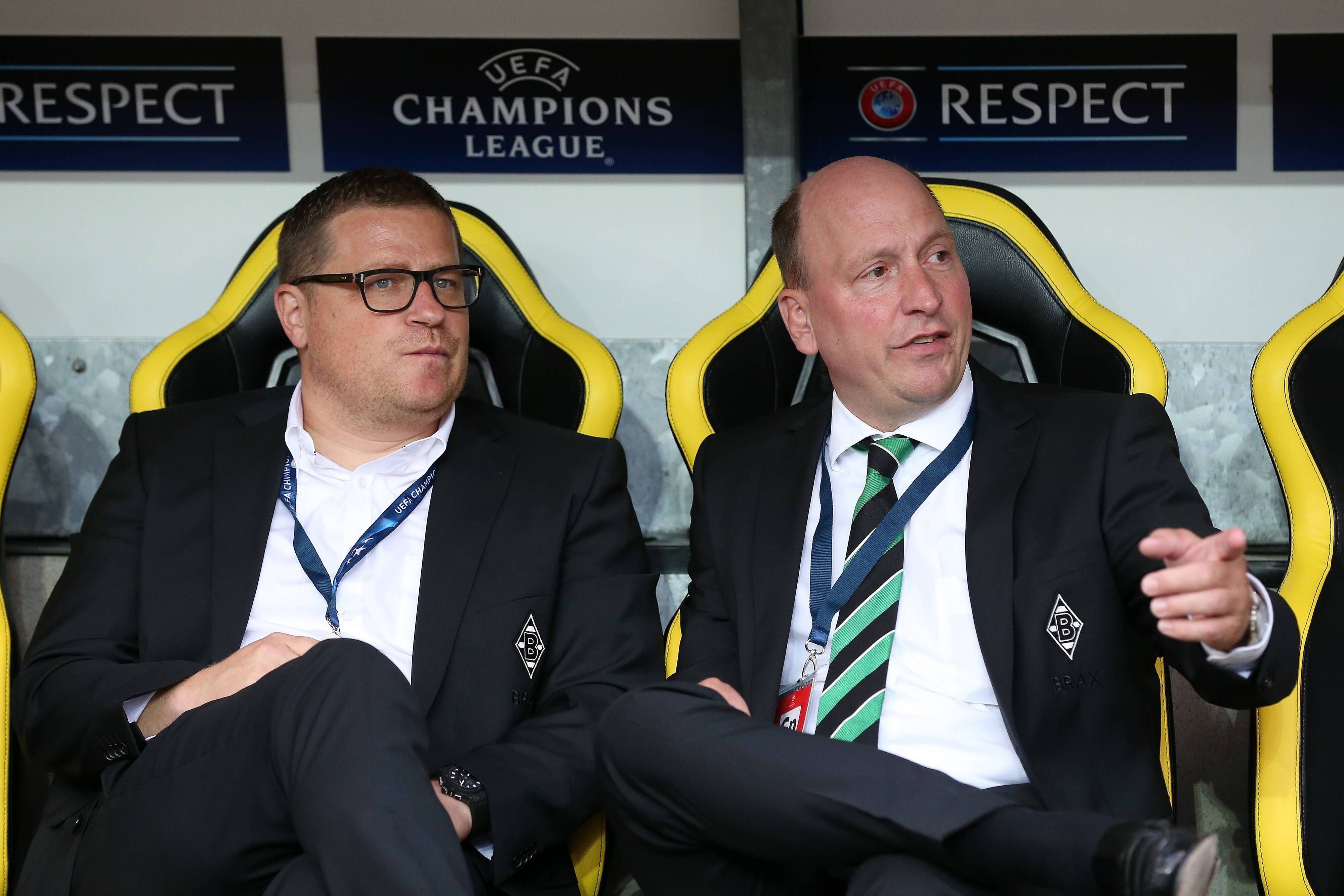 Gladbach-Manager Max Eberl (l.) und Geschäftsführer Stephan Schippers (r.) sitzen am 16. August 2016 beim Champions-League-Qualifikations-Duell in Bern gemeinsam auf der Auswechselbank. Eberl blickt skeptisch auf das Spielfeld. Schippers gestikuliert mit seiner Hand.