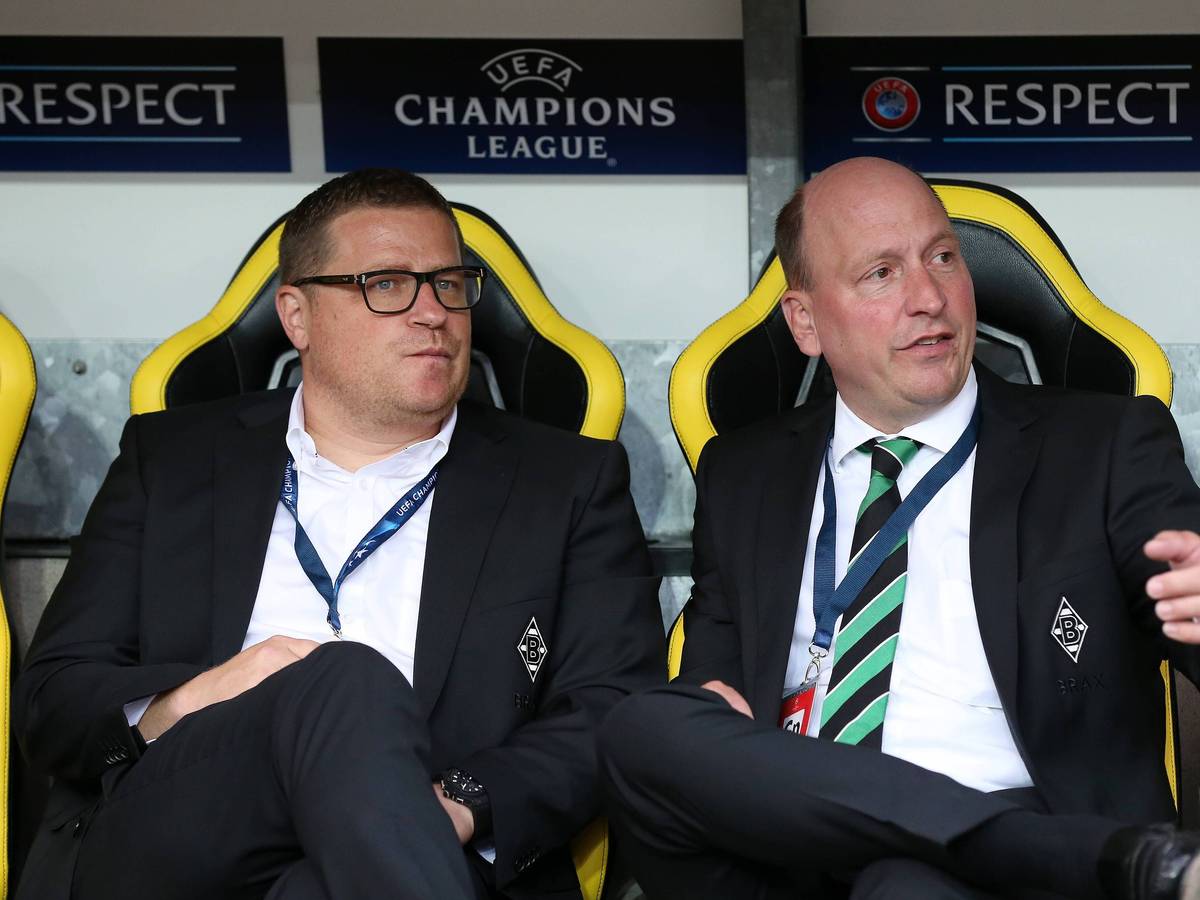 Gladbach-Manager Max Eberl (l.) und Geschäftsführer Stephan Schippers (r.) sitzen am 16. August 2016 beim Champions-League-Qualifikations-Duell in Bern gemeinsam auf der Auswechselbank. Eberl blickt skeptisch auf das Spielfeld. Schippers gestikuliert mit seiner Hand.