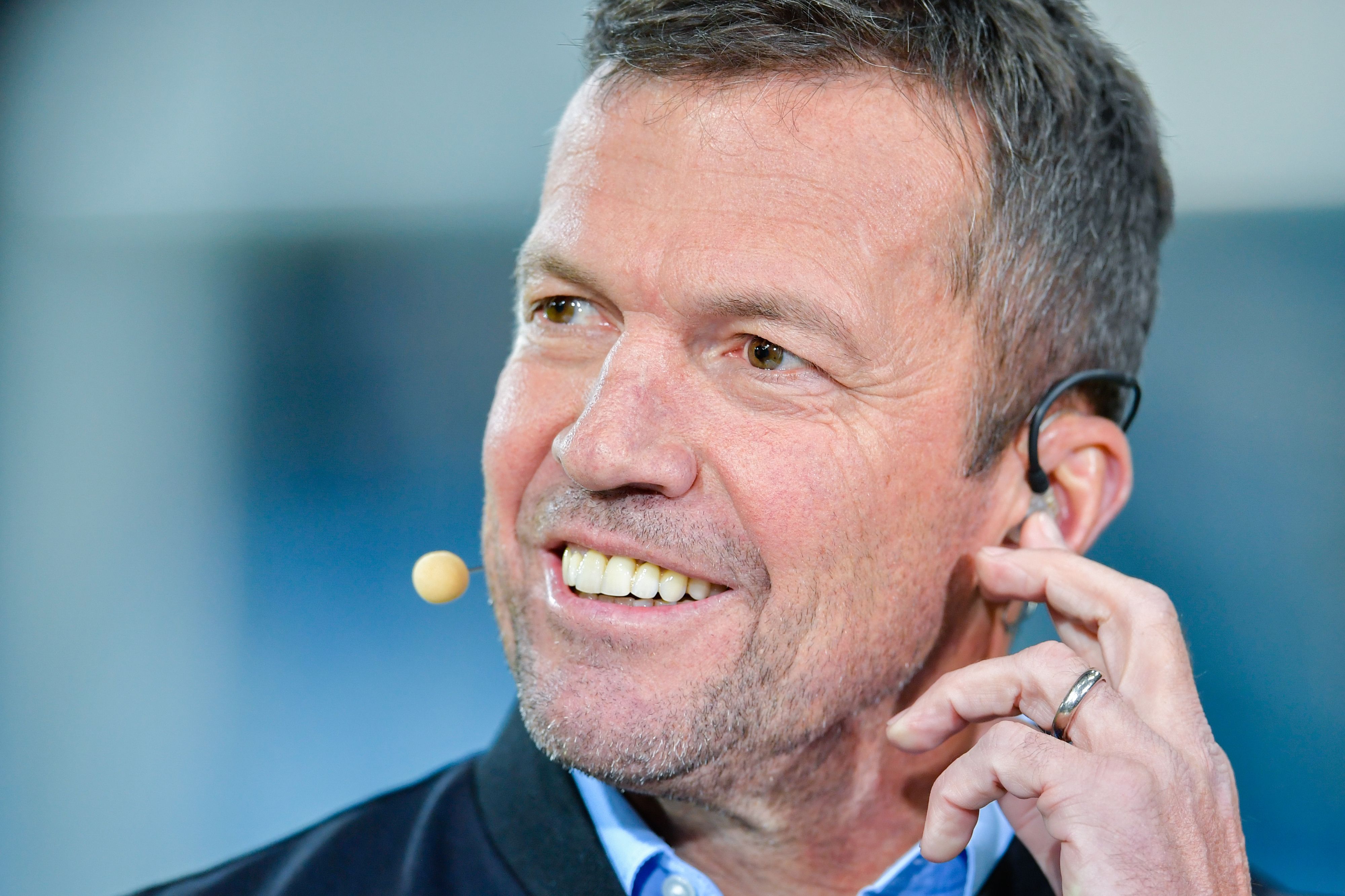 Der ehemalige Fussballer Lothar Matthäus lächelt beim Bundesliga-Spiel zwischen 1899 Hoffenheim und FC Schalke 04 am 1. Dezember 2018.