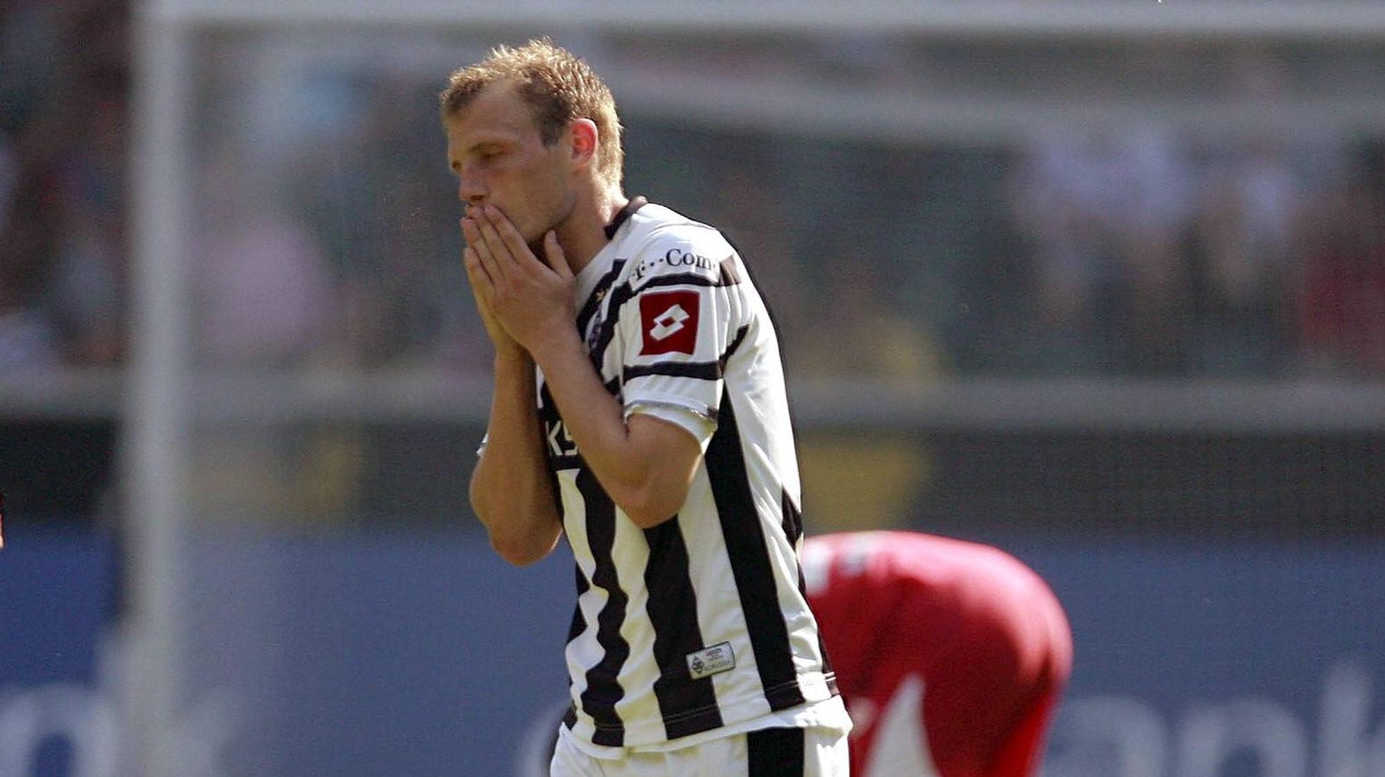 Ex-Gladbacher Bo Svensson, mit den Händen vor dem Mund als Zeichen der Enttäuschung, im Bundesligaspiel der Gladbacher am 28. April 2007.