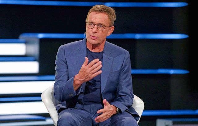 Trainer Ralf Rangnick, hier zu sehen am 22. August 2020 bei einem Auftritt im ZDF, blickt in die Kamera und gestikuliert mit den Händen.