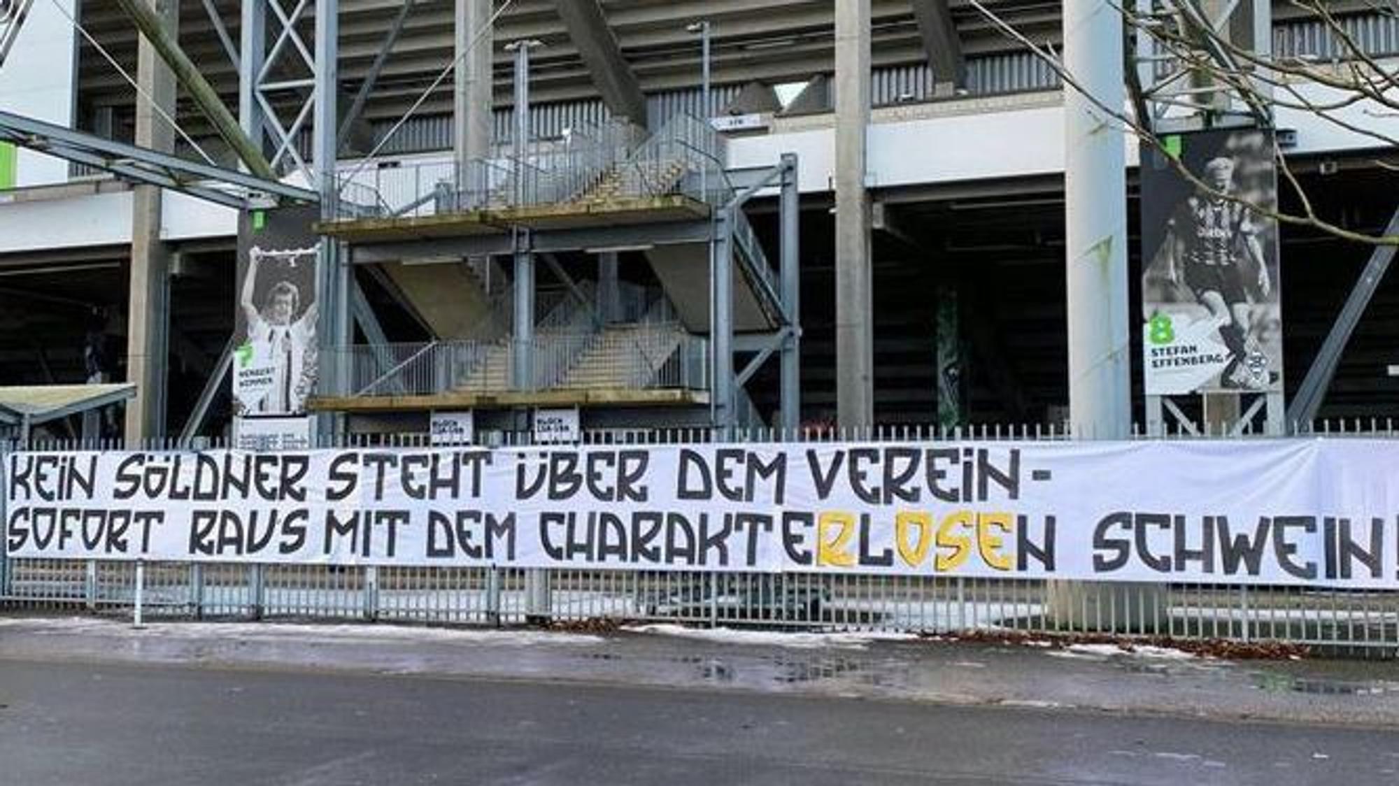Mit diesem Banner am Stadion-Zaun im Borussia-Park haben am 17. Februar 2021 Gladbach-Fans auf die Ankündigung von Trainer Marco Rose reagiert, dass er den VfL zum 1. Juli 2021 Richtung Borussia Dortmund verlassen wird. Rose wird beschimpft als „charakterloses Schwein“.