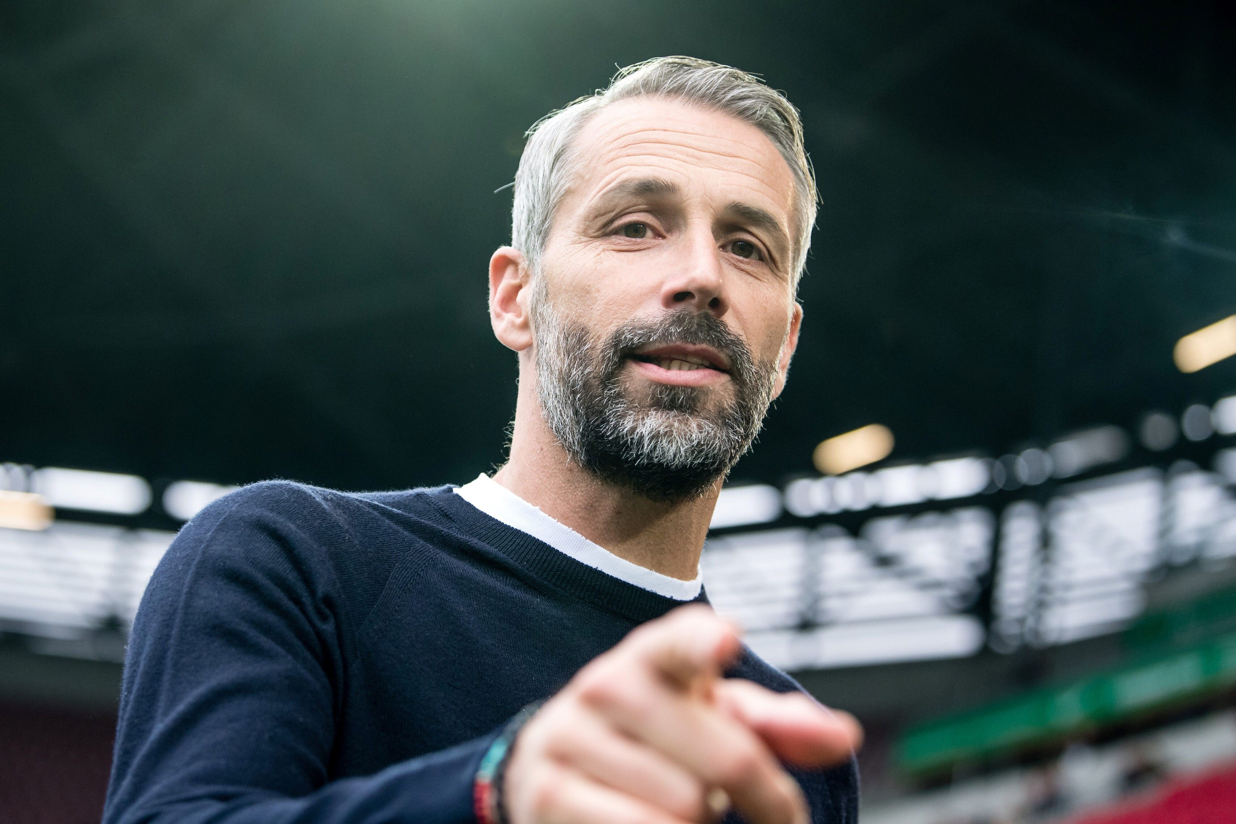 VfL-Trainer Marco Rose von Mönchengladbach steht vor der Partie beim FC Augsburg am 21. November 2021 am Spielfeldrand.