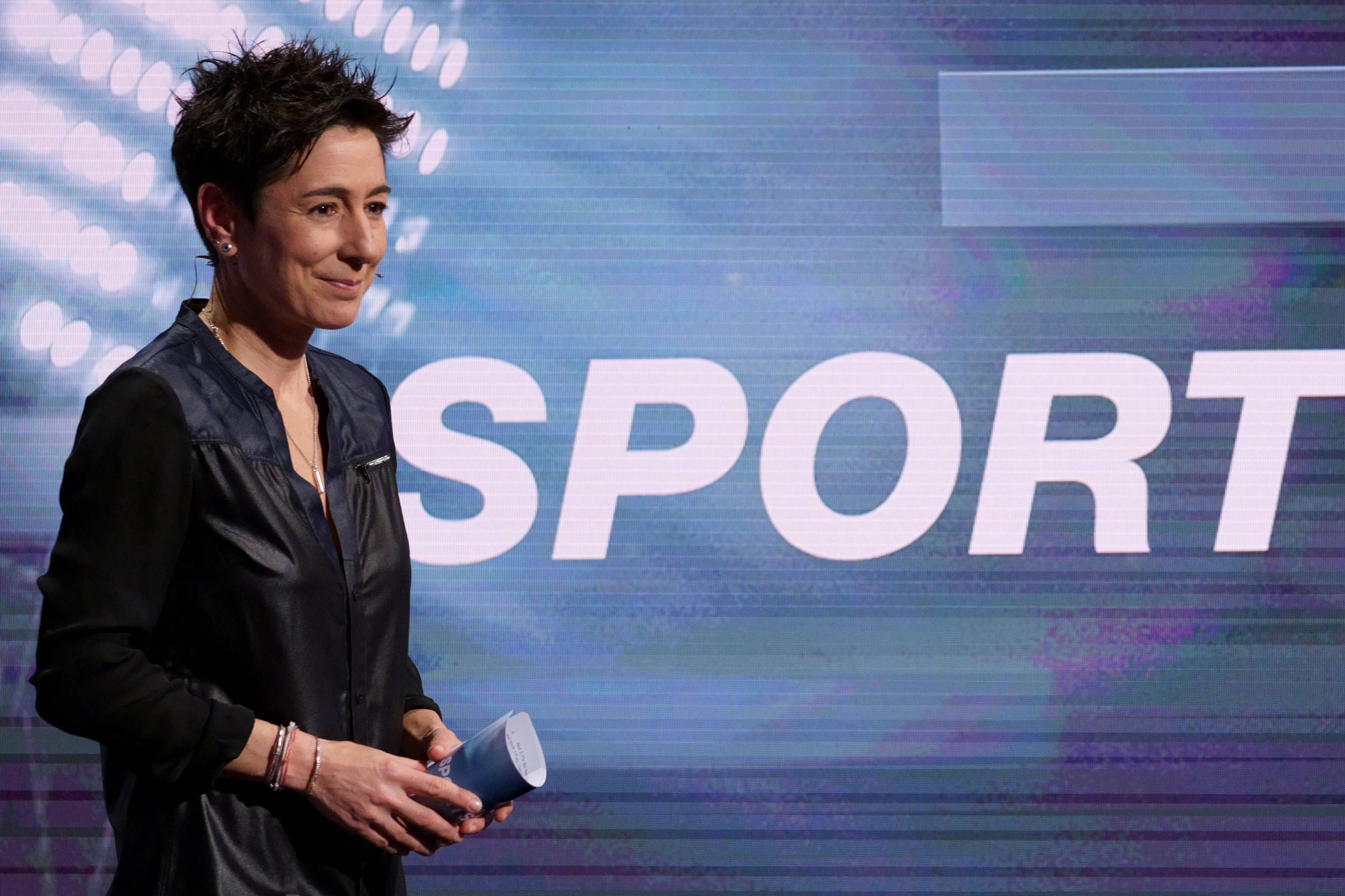 Moderatorin Dunja Hayali, mit Moderationskarten in der Hand, in der Sendung das aktuelle sportstudio des ZDF am 14. November 2020.