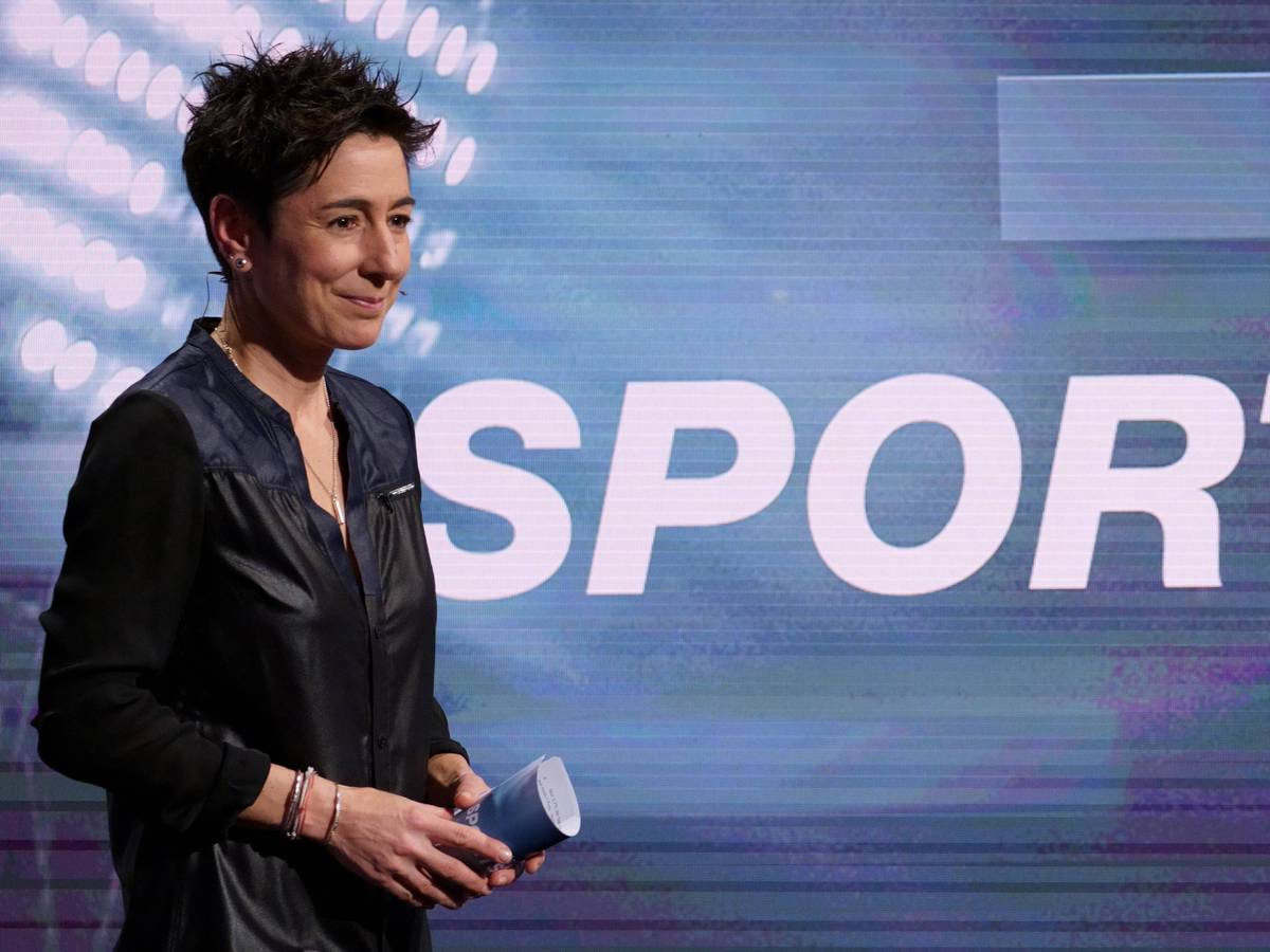 Moderatorin Dunja Hayali, mit Moderationskarten in der Hand, in der Sendung das aktuelle sportstudio des ZDF am 14. November 2020.
