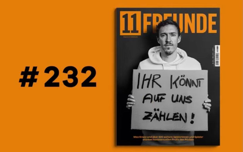 Ex-Gladbacher Max Kruse kämpft unter dem Slogan "Ihr könnt auf uns zählen!", welchen er auf einem Schild hochhält, gegen Homophobie im Fußball.