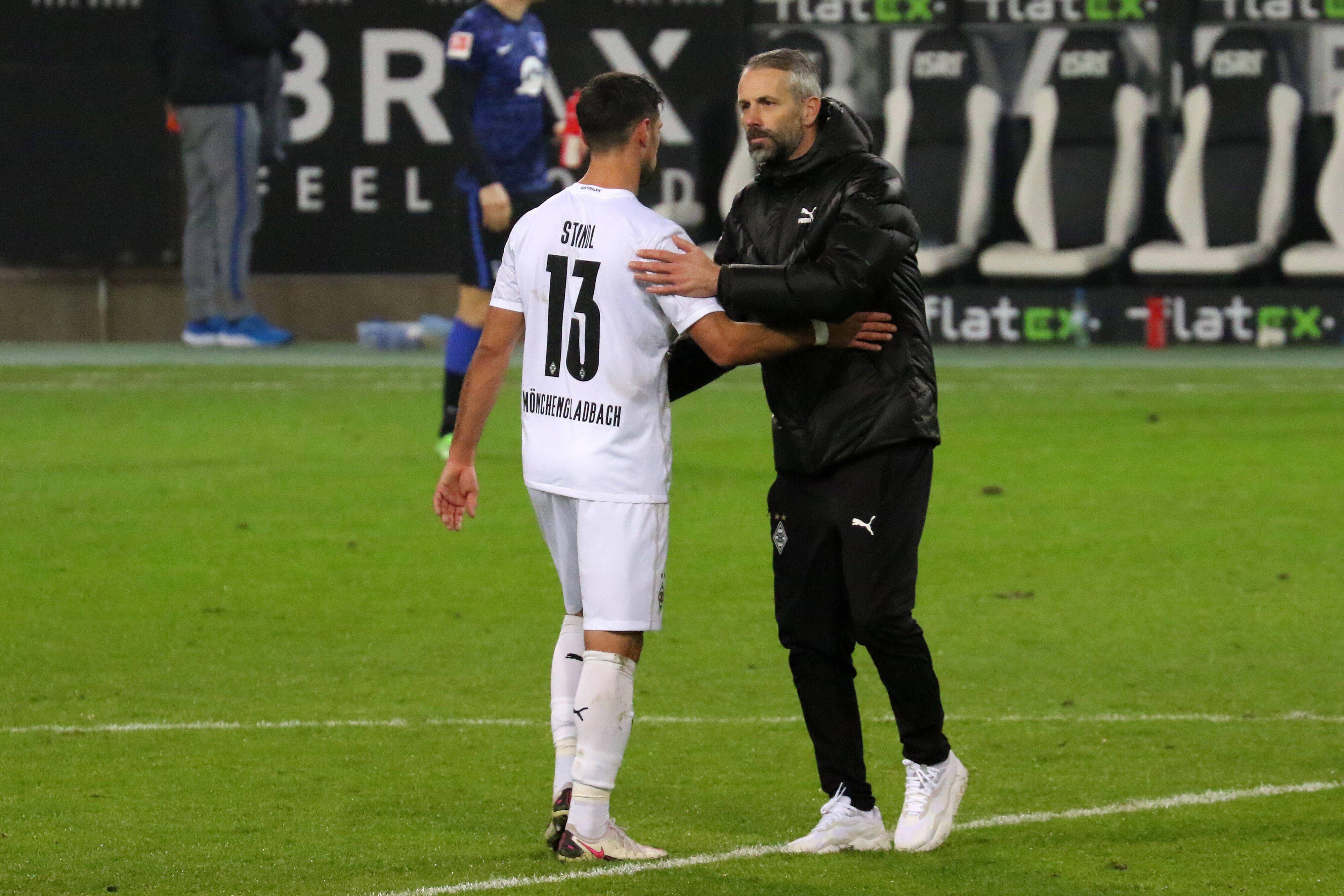 Gladbachs Lars Stindl (l.) und Trainer Marco Rose (r.), beim Abklatschen, im Bundesligaspiel der Gladbacher gegen Hertha BSC am 12. Dezember 2020.