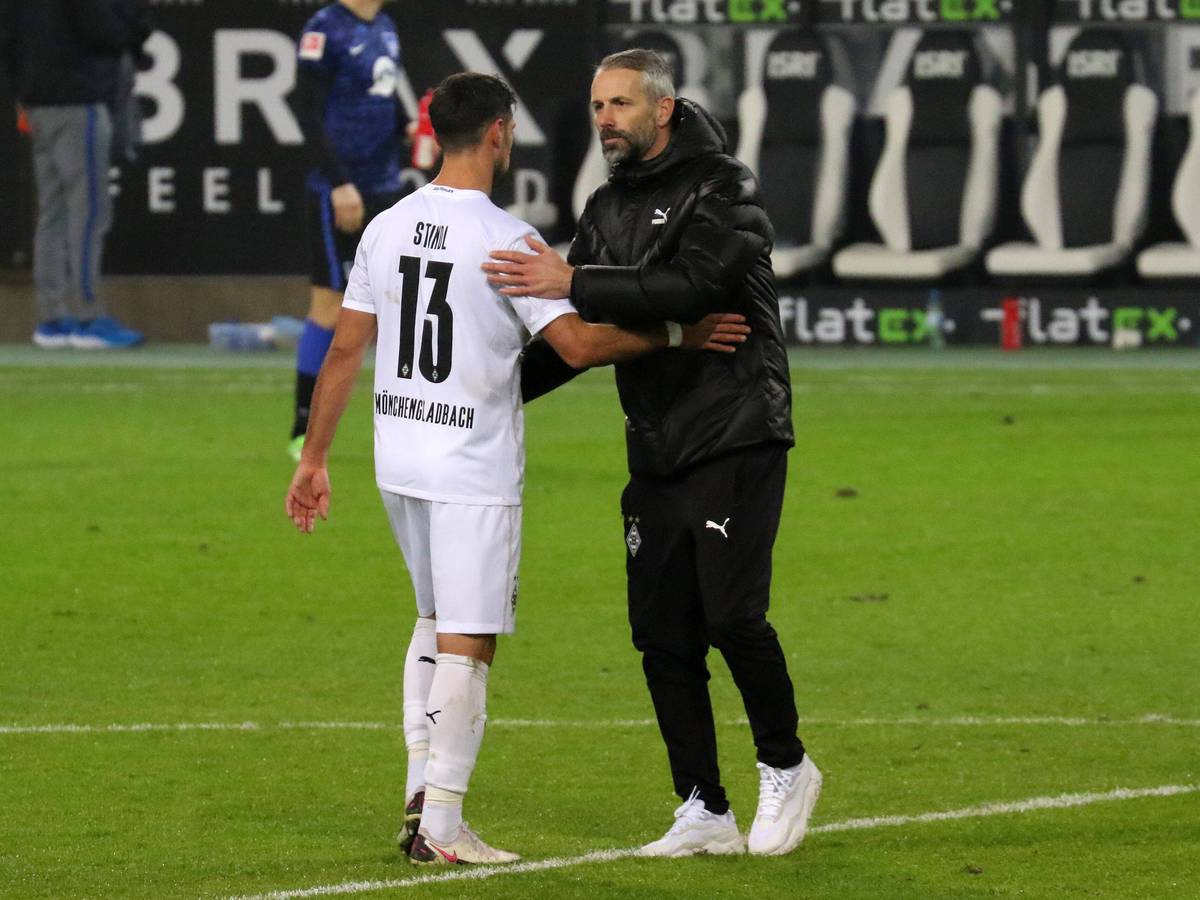 Gladbachs Lars Stindl (l.) und Trainer Marco Rose (r.), beim Abklatschen, im Bundesligaspiel der Gladbacher gegen Hertha BSC am 12. Dezember 2020.