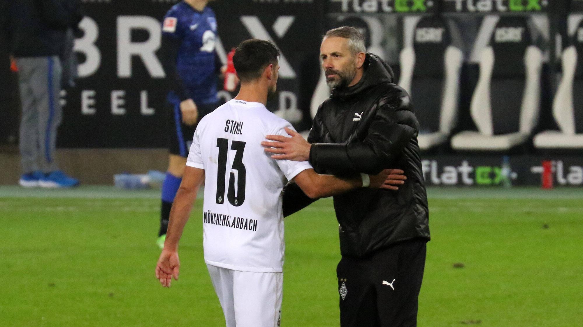 Gladbachs Lars Stindl (l.) und Trainer Marco Rose (r.), beim Abklatschen, im Bundesligaspiel der Gladbacher gegen Hertha BSC am 12. Dezember 2020.