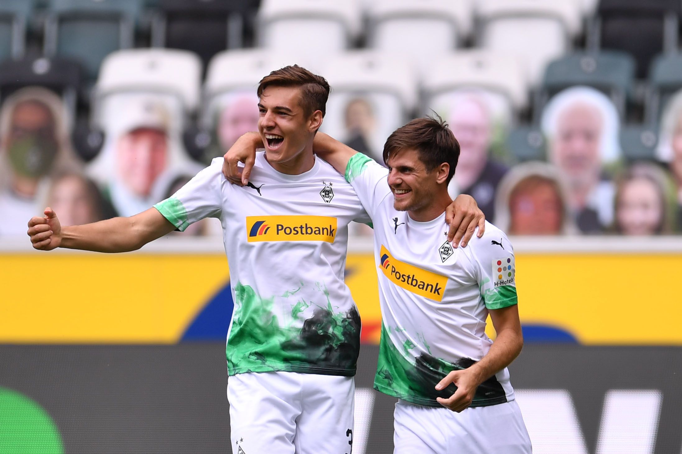 Jonas Hofmann (r) mit Teamkollege Florian Neuhaus (l) beim Torjubel im Bundesliga-Spiel gegen Hertha BSC am 27. Juni 2020.