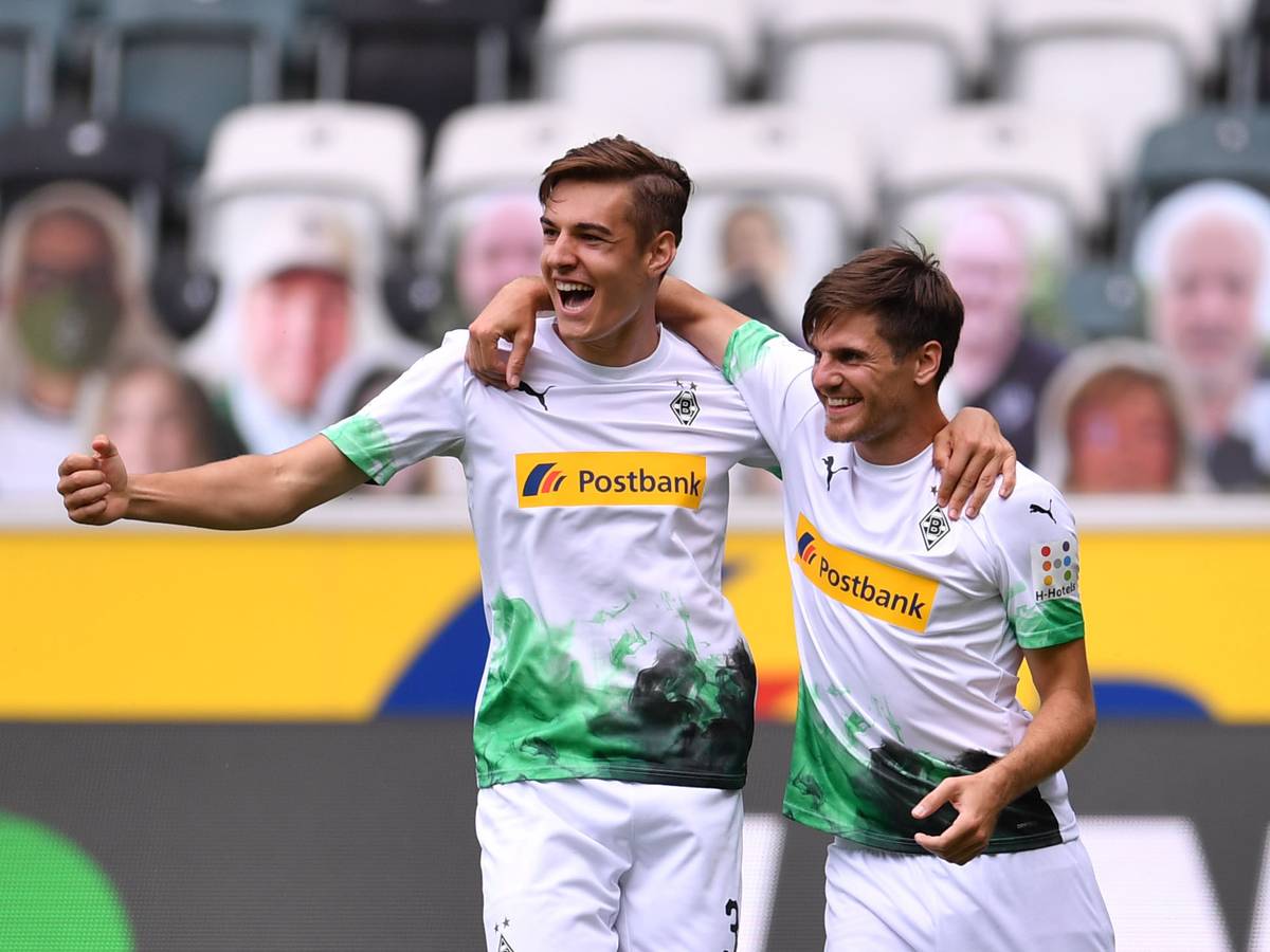 Jonas Hofmann (r) mit Teamkollege Florian Neuhaus (l) beim Torjubel im Bundesliga-Spiel gegen Hertha BSC am 27. Juni 2020.