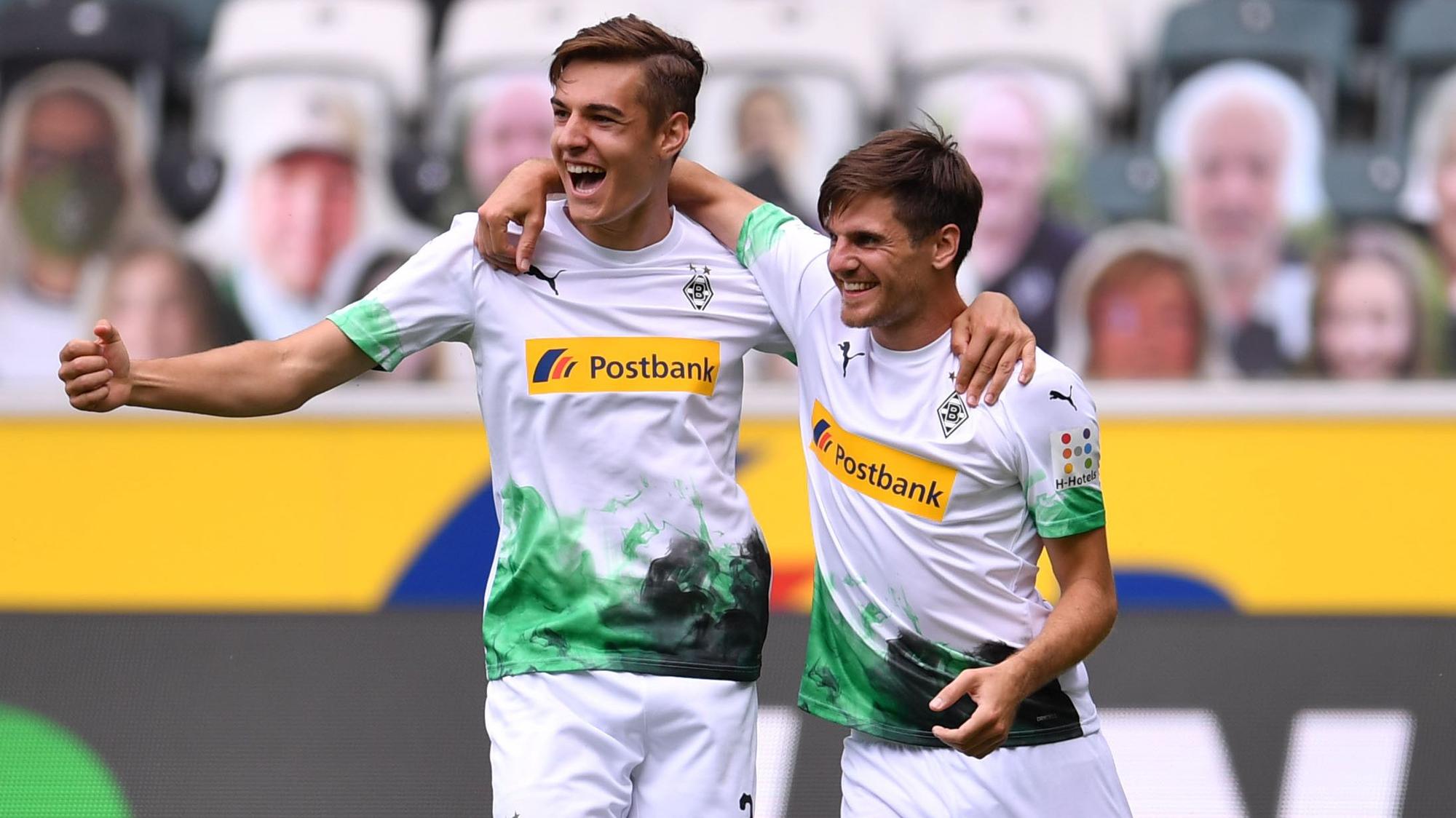 Jonas Hofmann (r) mit Teamkollege Florian Neuhaus (l) beim Torjubel im Bundesliga-Spiel gegen Hertha BSC am 27. Juni 2020.